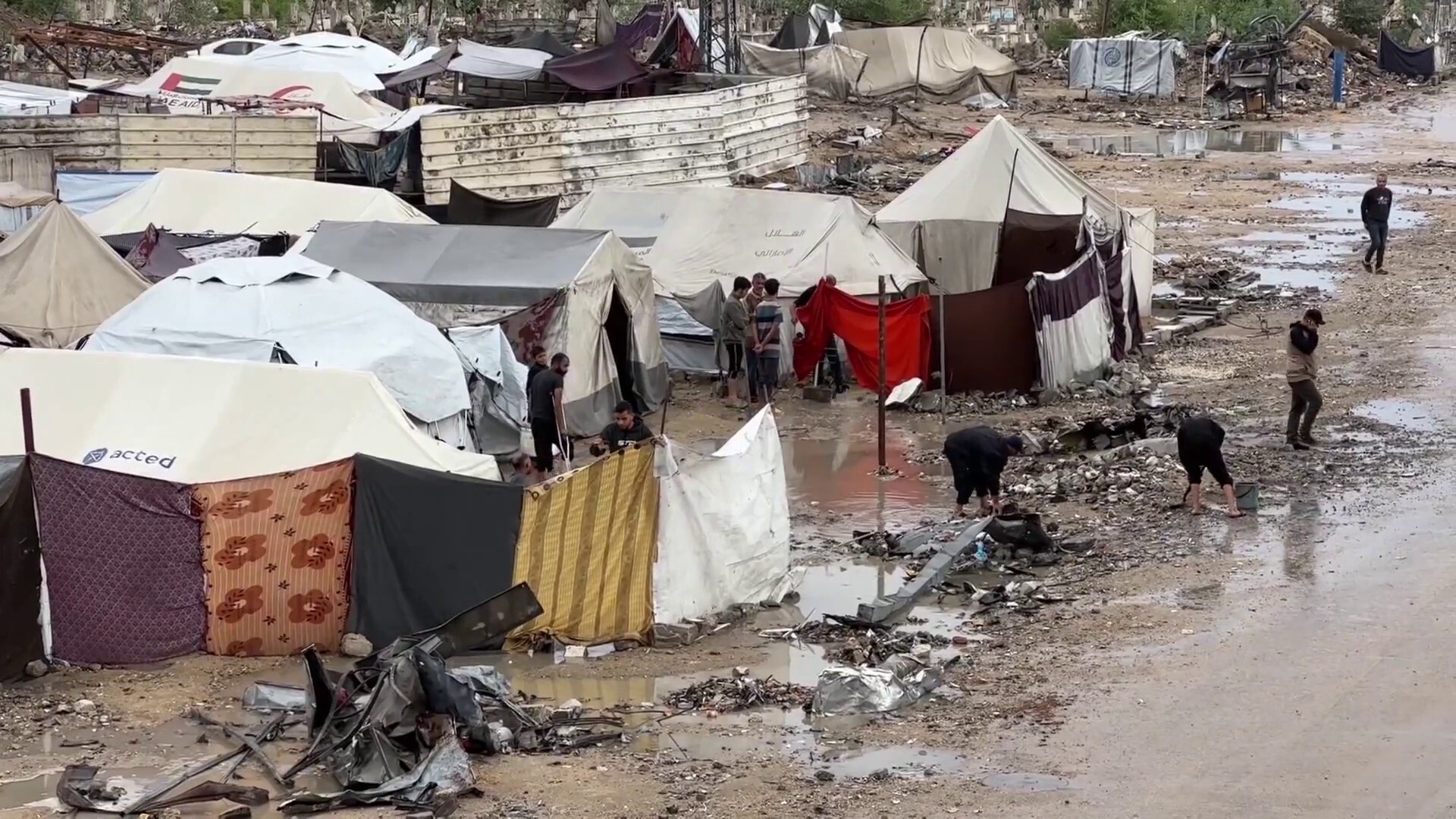 "وضع مخيف".. منخفض جوي يغرق خيام النازحين ويفاقم مأساة غزة