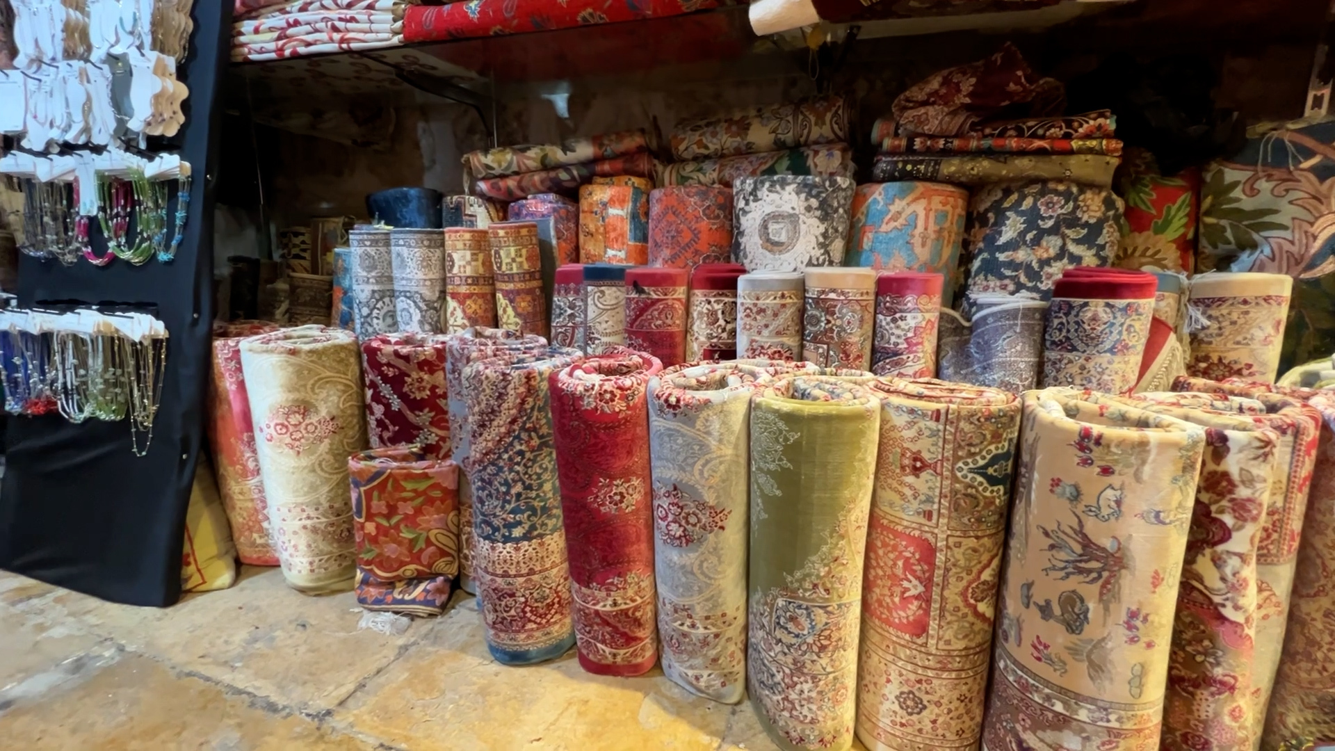 السجاد الفلسطيني.. إرث فني يزين أسواق القدس منذ قرون