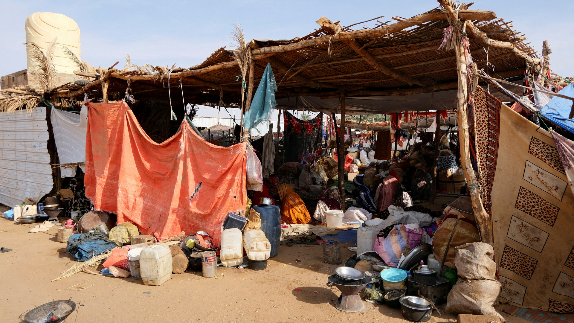 أزمة مياه خانقة تضيف معاناة جديدة للنازحين السودانيين من الفاشر