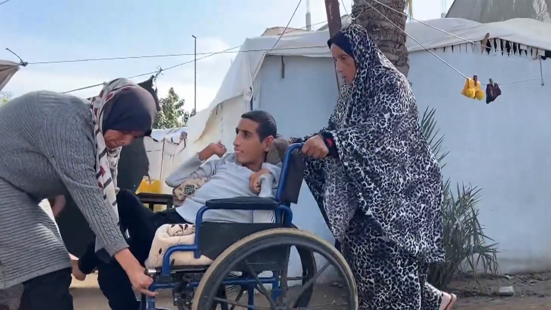 معاناة قاسية لذوي الإعاقة في مخيمات غزة
