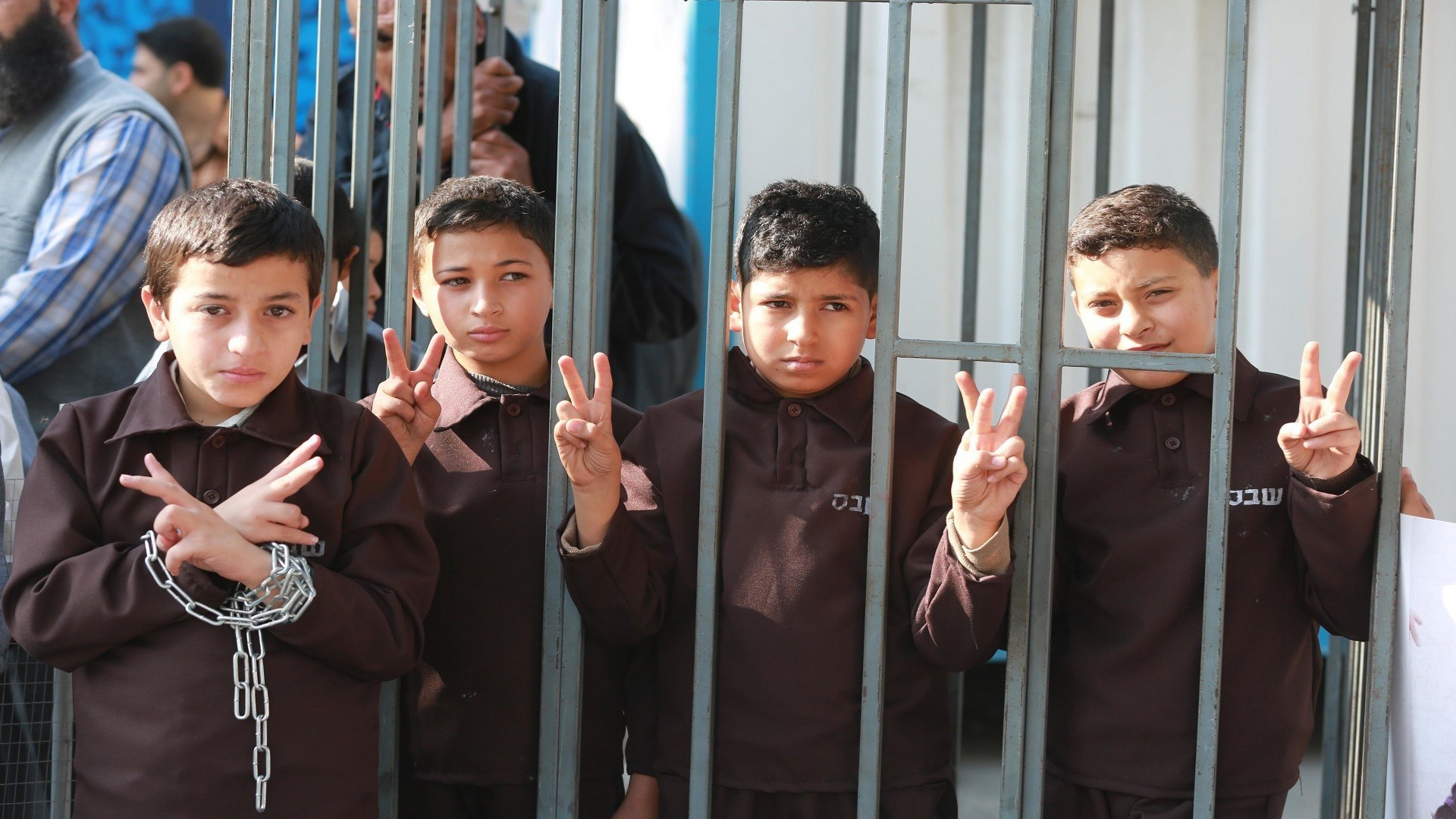 اعتقال بلا تهمة وتعذيب بلا رحمة.. أطفال فلسطين في جحيم سجون الاحتلال