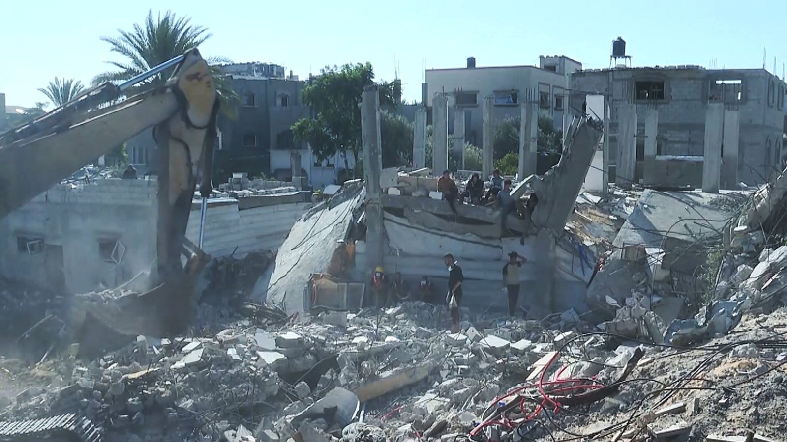 الدفاع المدني في غزة يبدأ المرحلة الأولى من انتشال جثامين الشهداء 3 image 1763893496