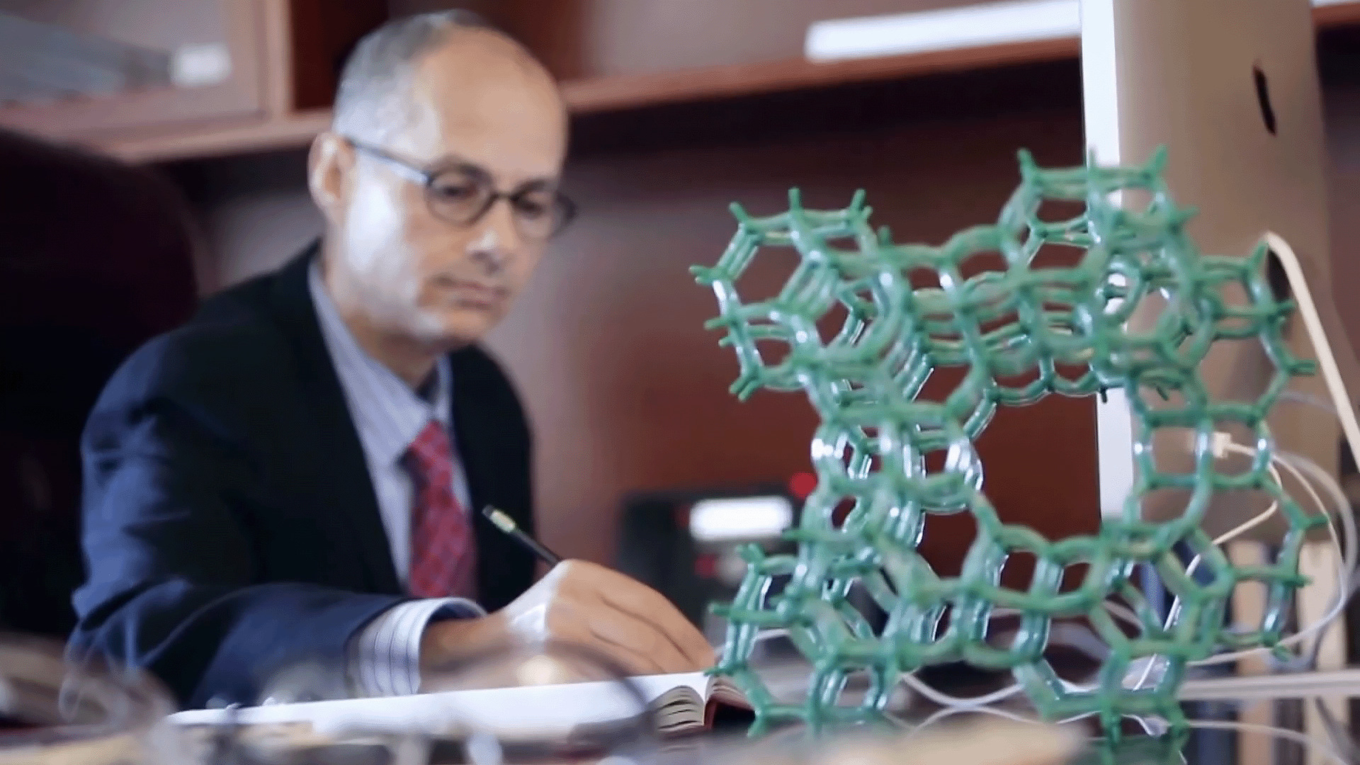 "الكيمياء الشبكية".. ما قصة الابتكار الذي وضع عمر ياغي بين علماء القرن؟