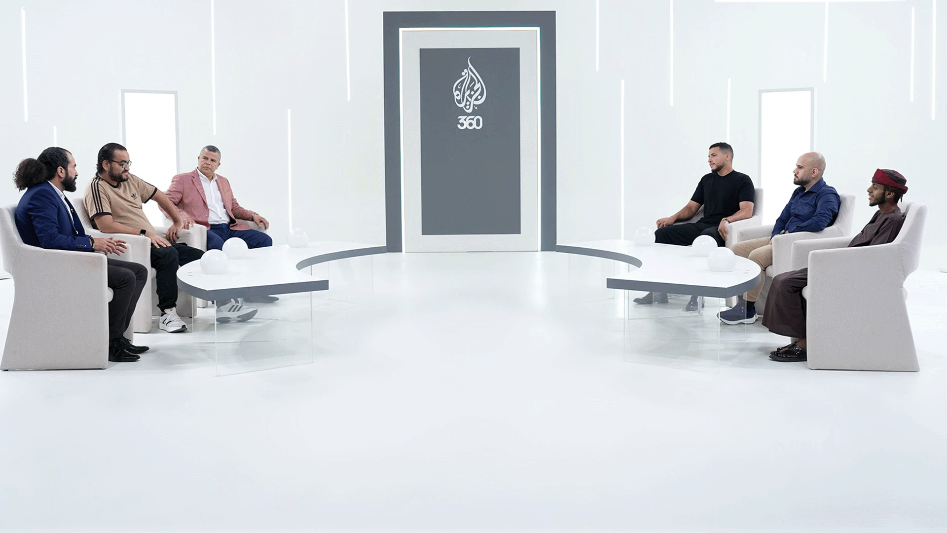 كرة القدم "أفيون" الشعوب أم رياضة توحدها؟