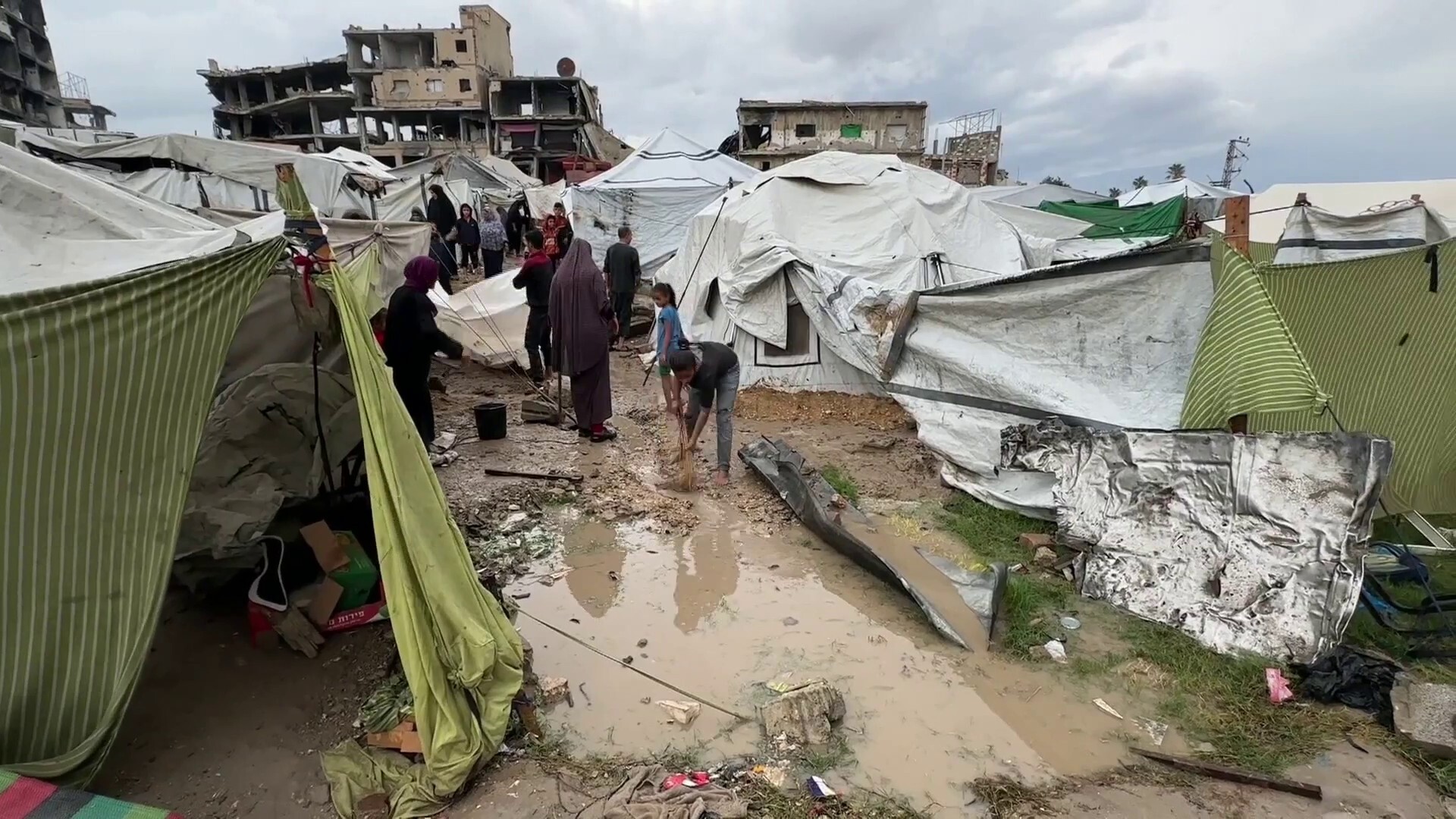 مراسل الجزيرة يرصد أوضاع النازحين مع المنخفض الجوي في غزة