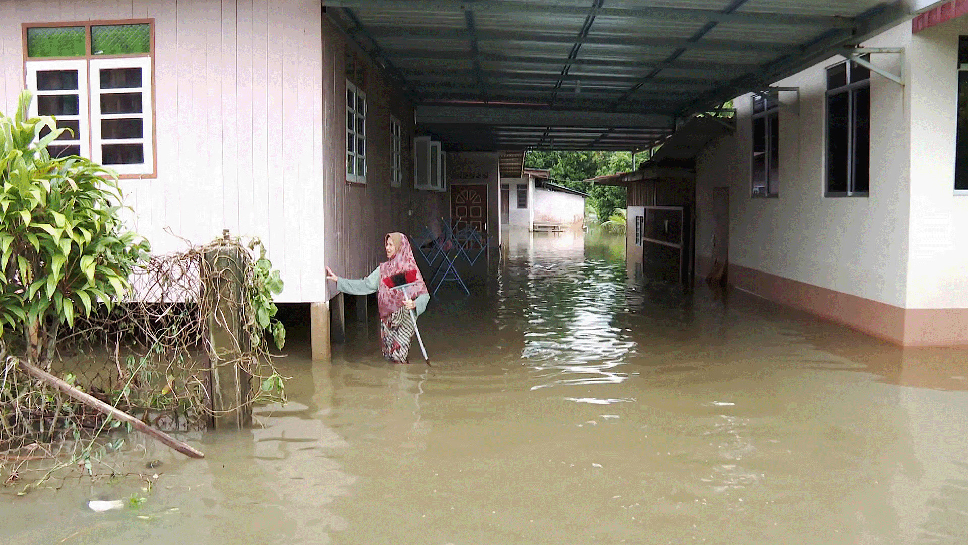 فيضانات استثنائية تشرد آلاف السكان بماليزيا