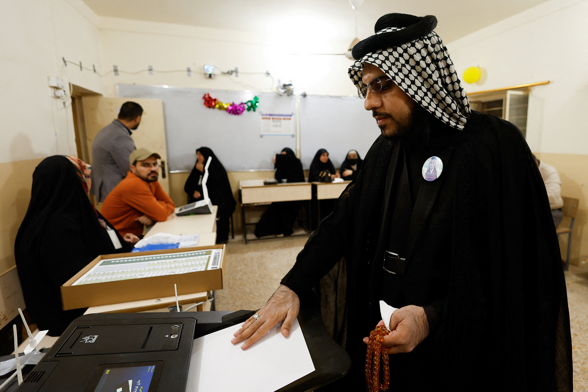 عاجل | مراسل الجزيرة: إغلاق صناديق الاقتراع في الانتخابات البرلمانية في العراق