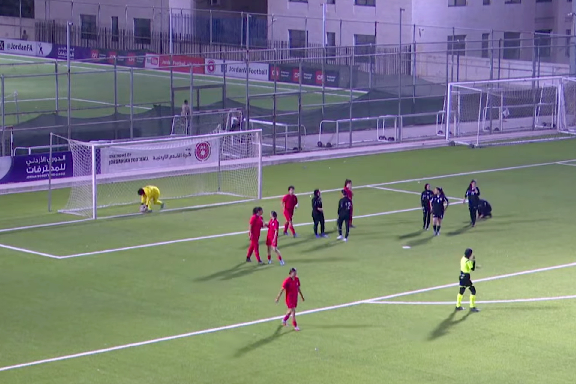 شاهد.. "عمّان إف سي" يسحق "الحسين إربد" 35-0 بدوري المحترفات الأردني لكرة القدم