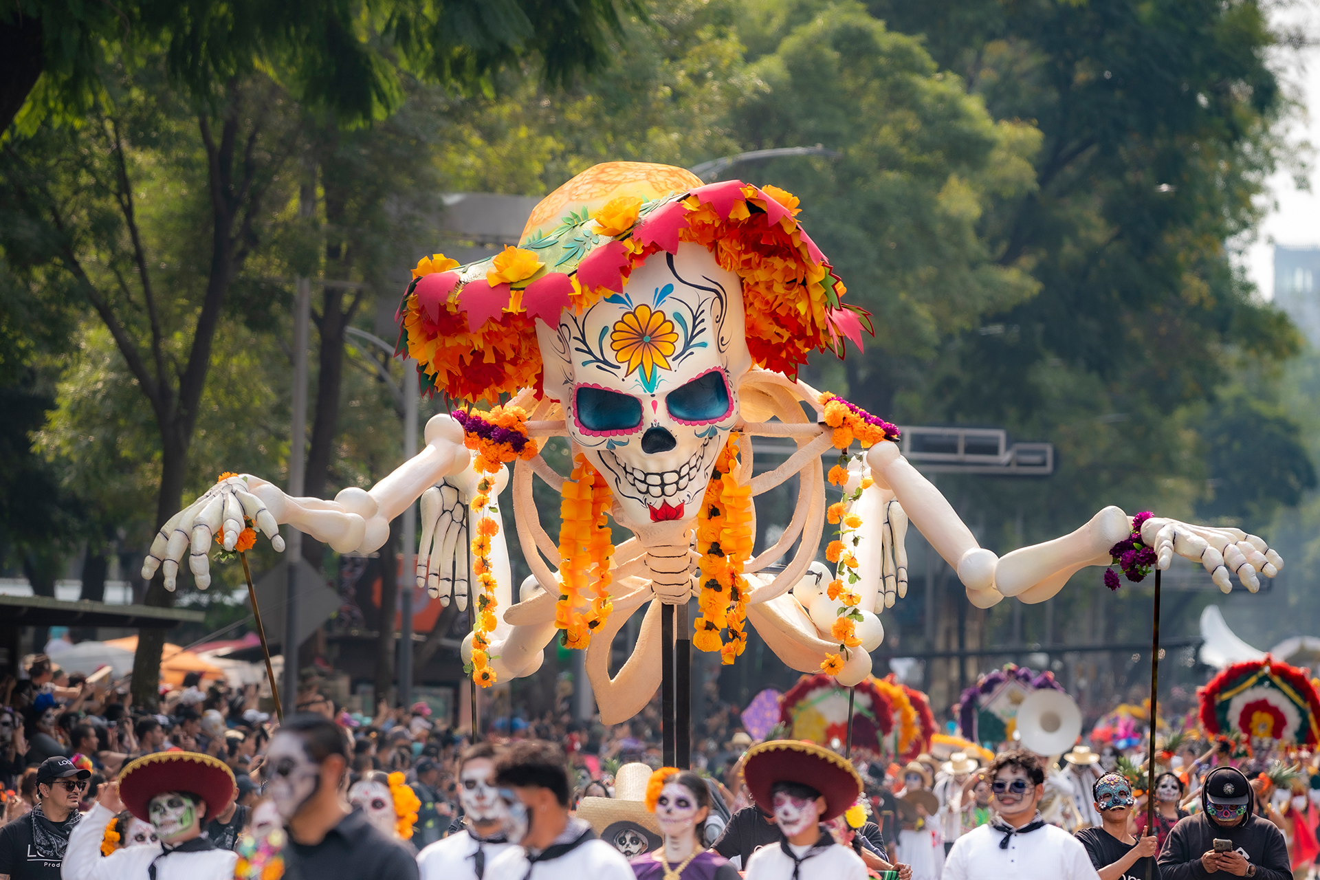 المكسيك.. فعاليات "يوم الموتى" تجذب الملايين وانفجار مروّع يفسد الفرحة