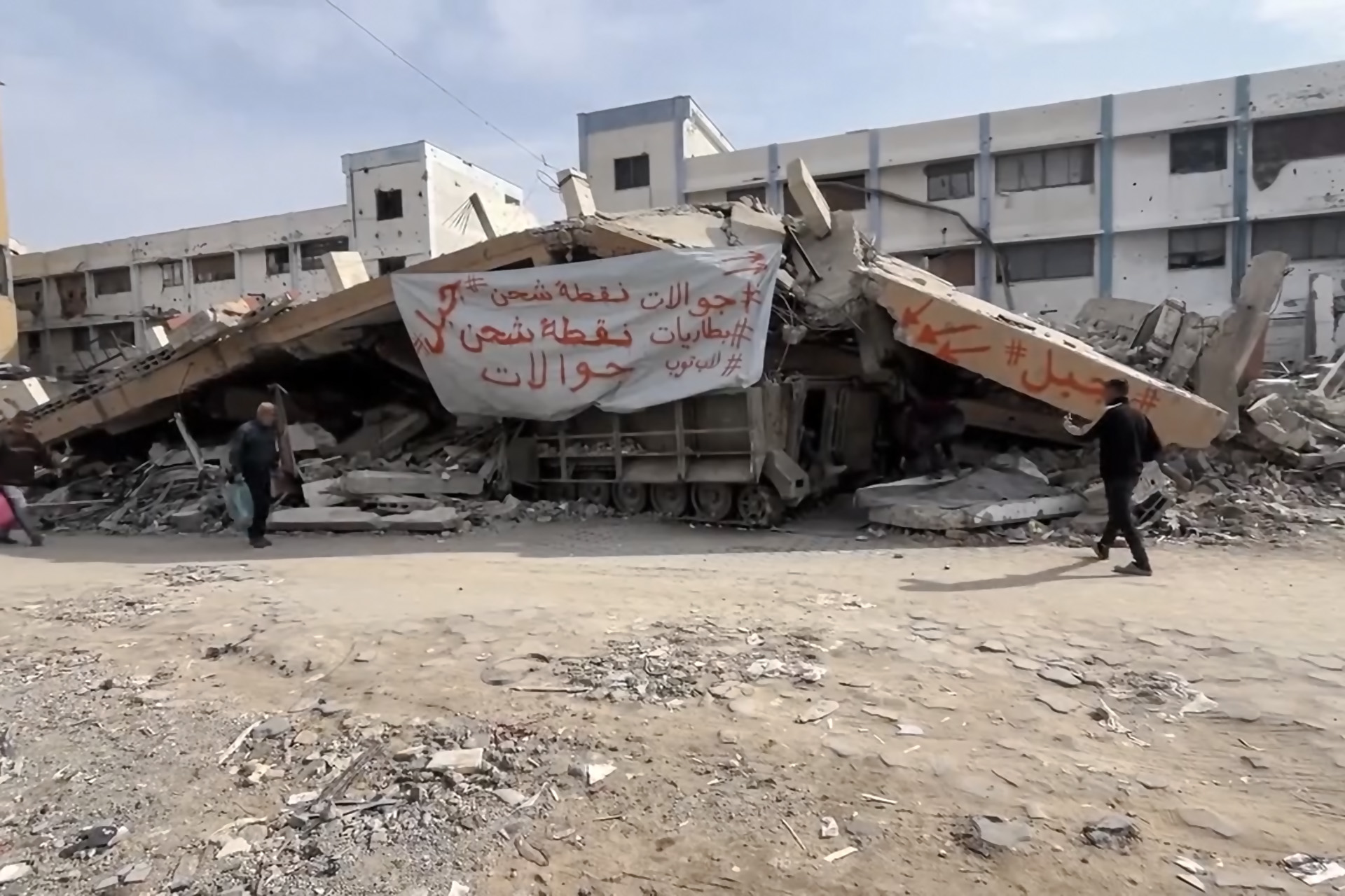 فلسطيني يحول مدرعة إسرائيلية لمحطة شحن هواتف محمولة بغزة