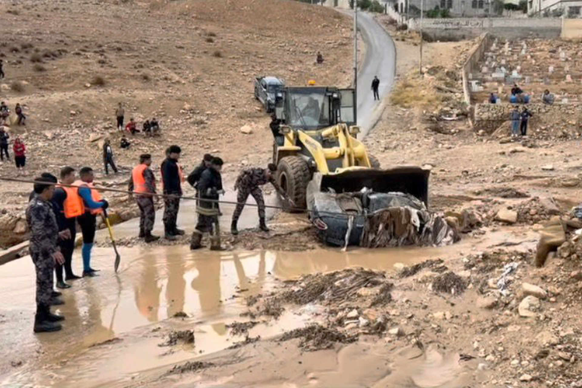 منخفض جوي يربك الأردن.. كيف تحولت الشوارع إلى مجاري سيول؟