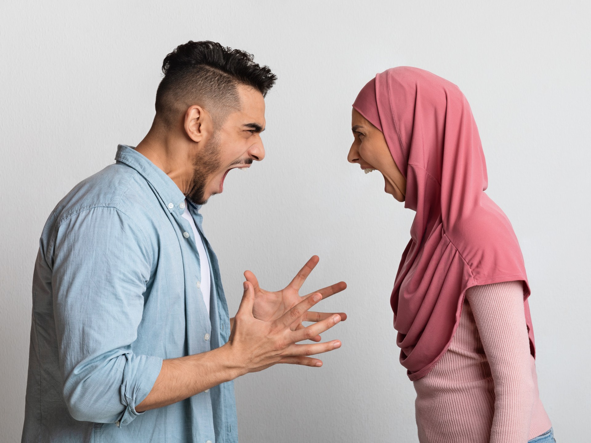 متى تتجاهل الإساءة ومتى يجب أن تواجهها؟ تقرير نفسي يجيب