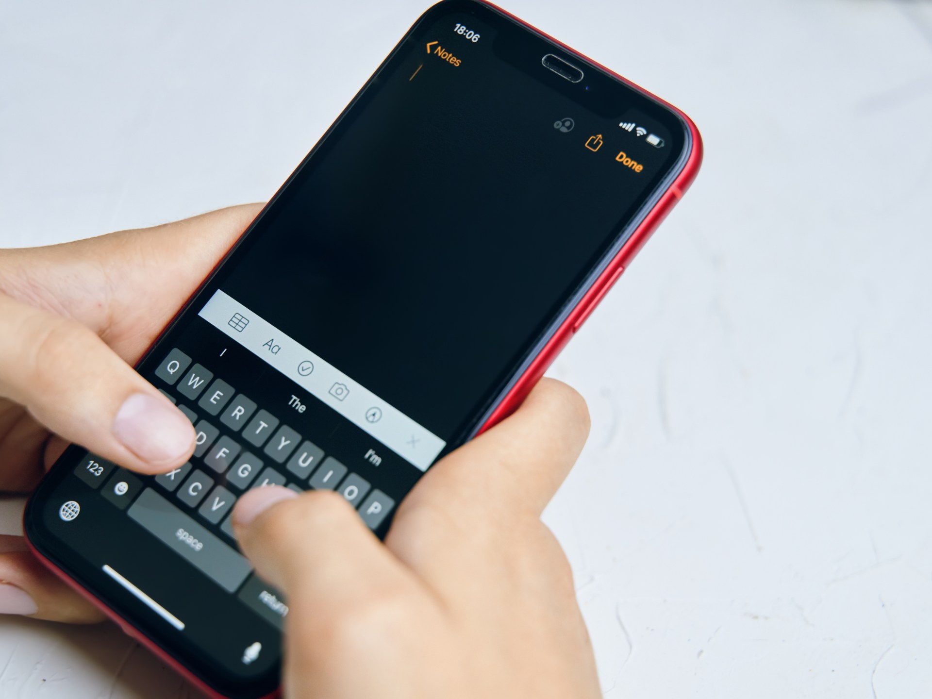 ما العلاقة بين أخطاء "آيفون" في التصحيح التلقائي والذكاء الاصطناعي؟