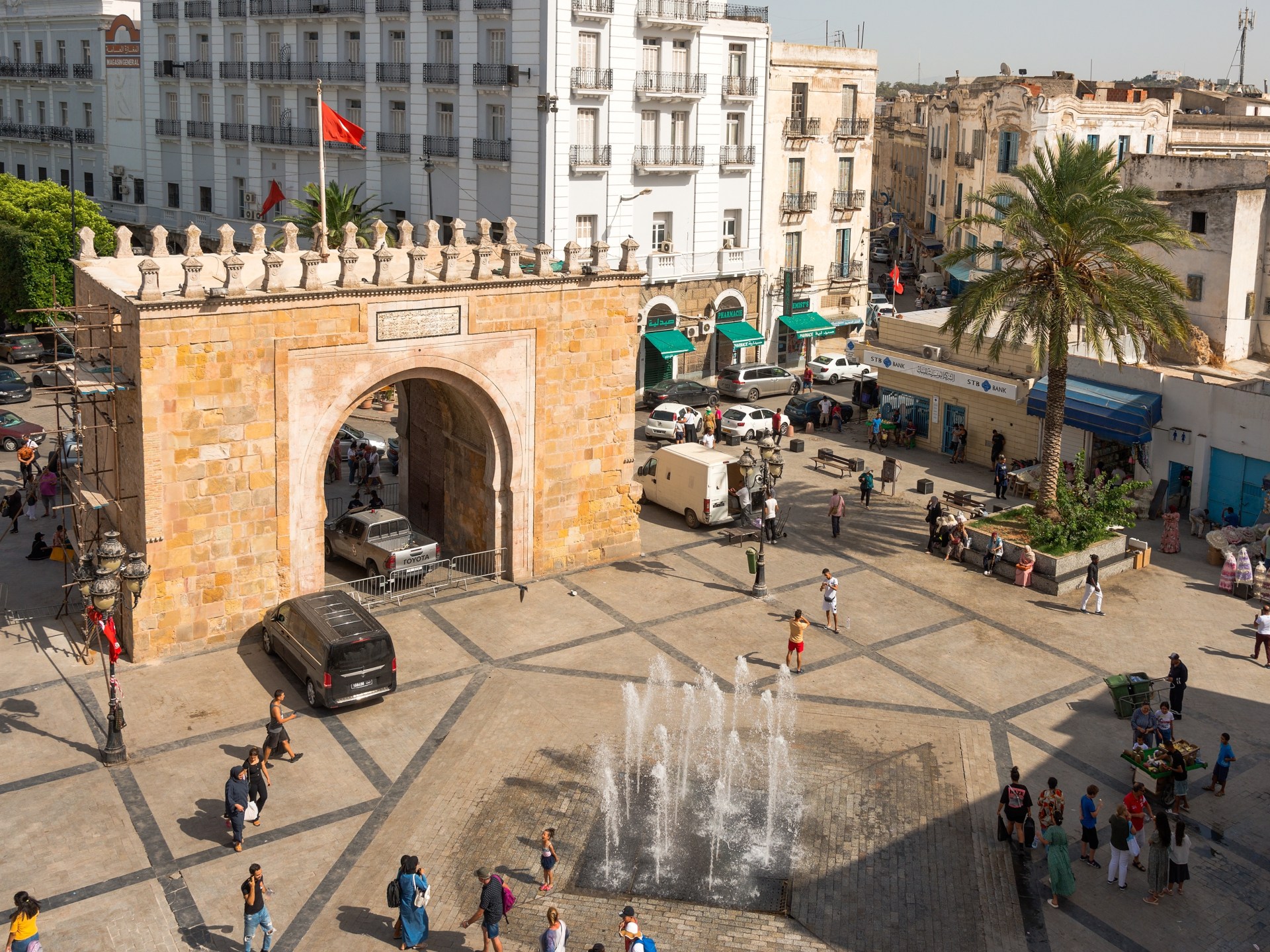 "باب البحر" في مدينة تونس العتيقة لا يطل على البحر