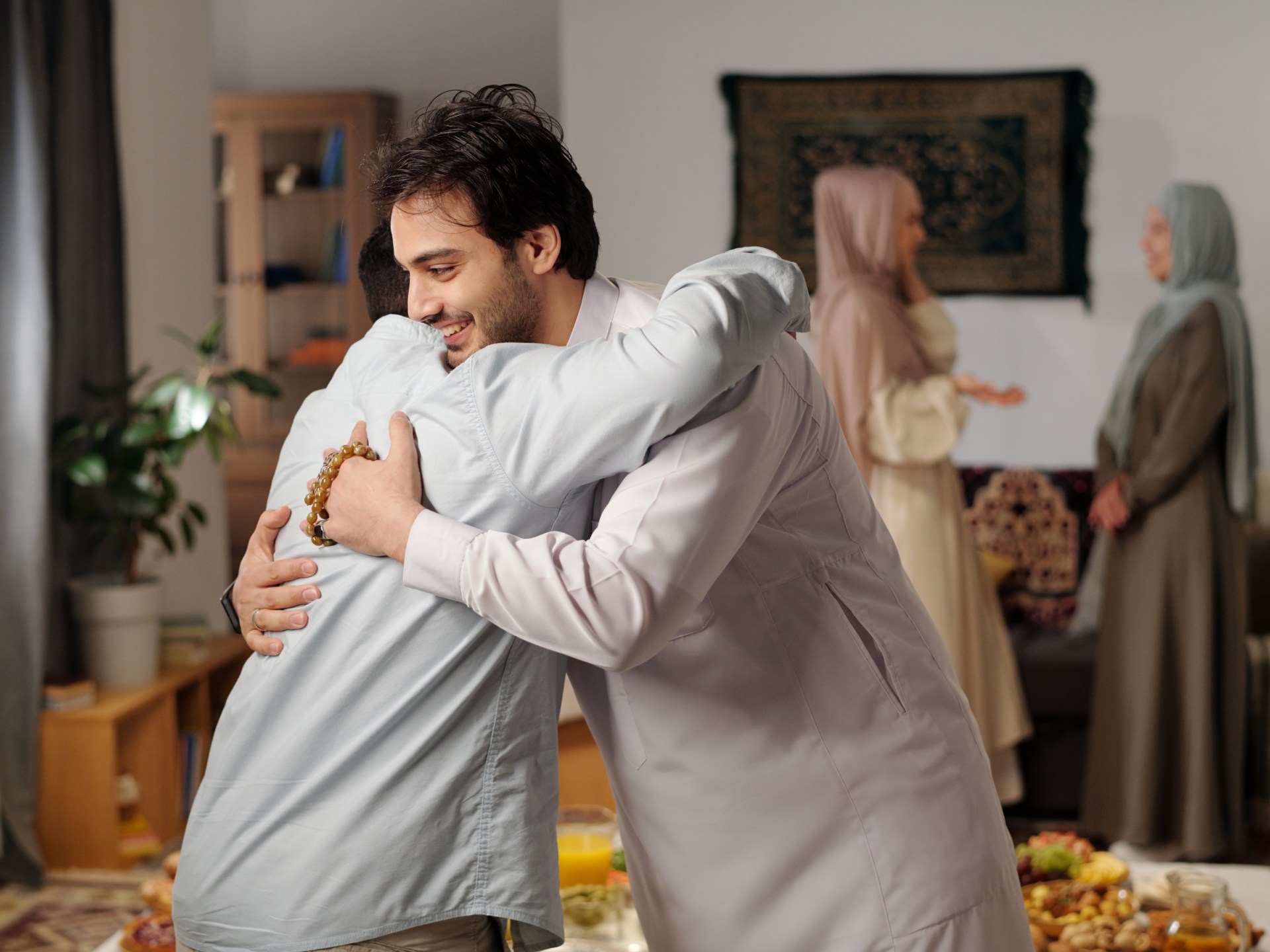 "شر البلاد من لا صديق بها".. علاقة الإنسان بالإنسان في مرآة الزمن وثنايا الشعر