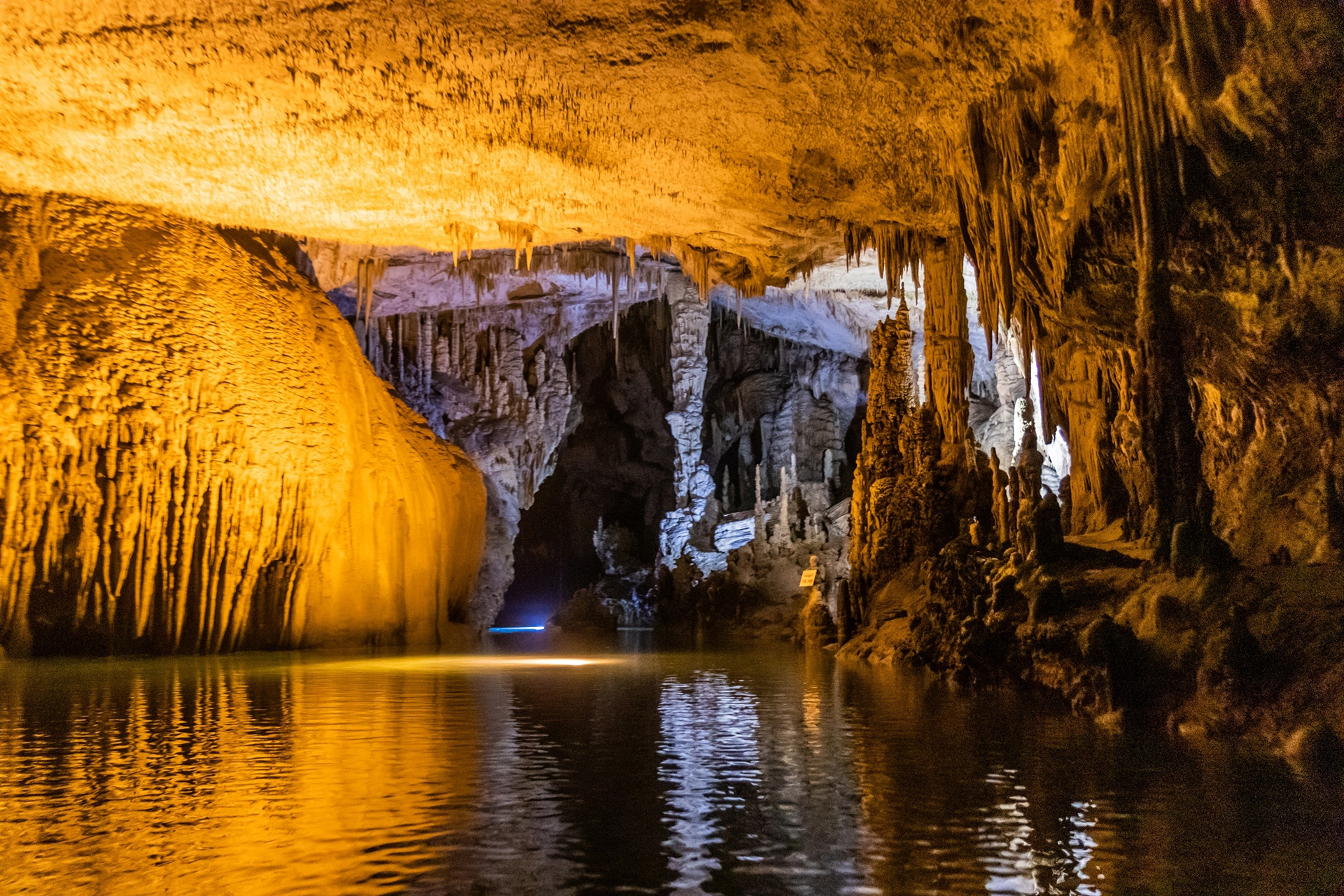 حفل في قلب مغارة جعيتا يثير غضب لبنانيين.. ووزارة السياحة تتحرك