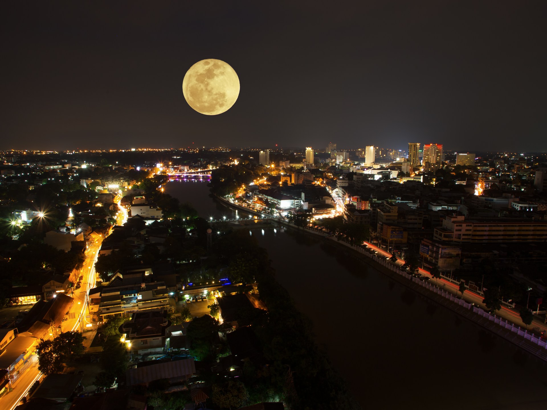 تراه بعينيك.. القمر العملاق يزين سماء العالم العربي الليلة