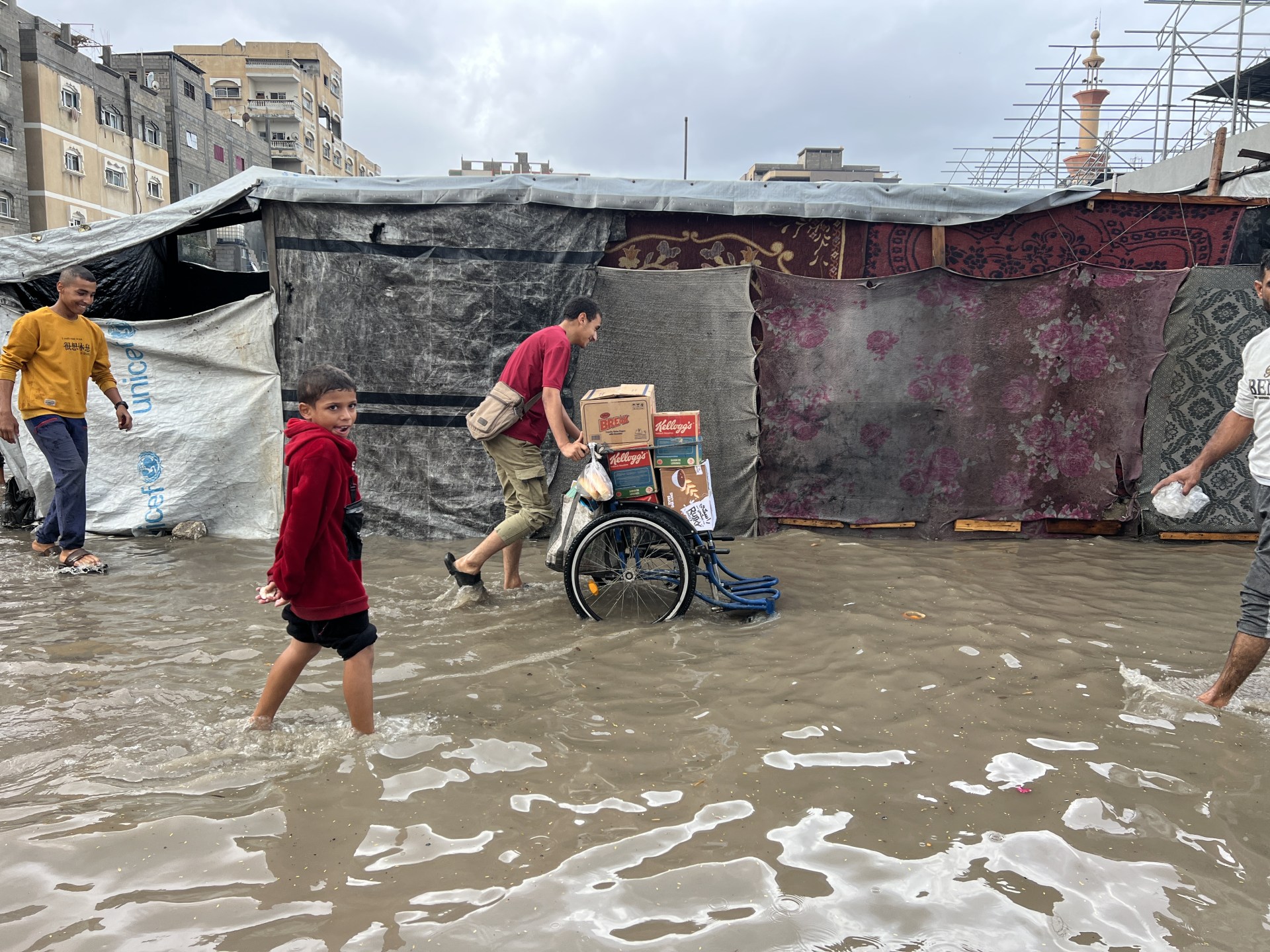 معاناة جديدة.. مئات الصور على منصات التواصل تظهر غرق خيام النازحين بغزة