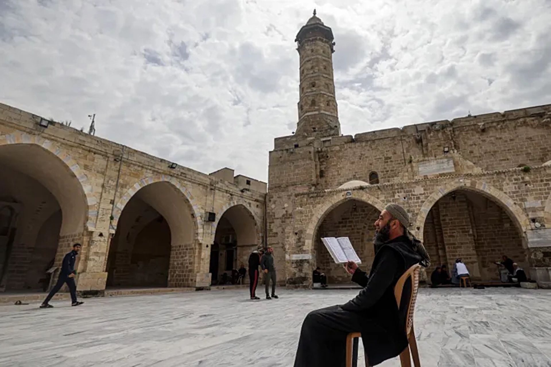 بعد صمت قسري.. عودة الروح إلى المسجد العمري بغزة