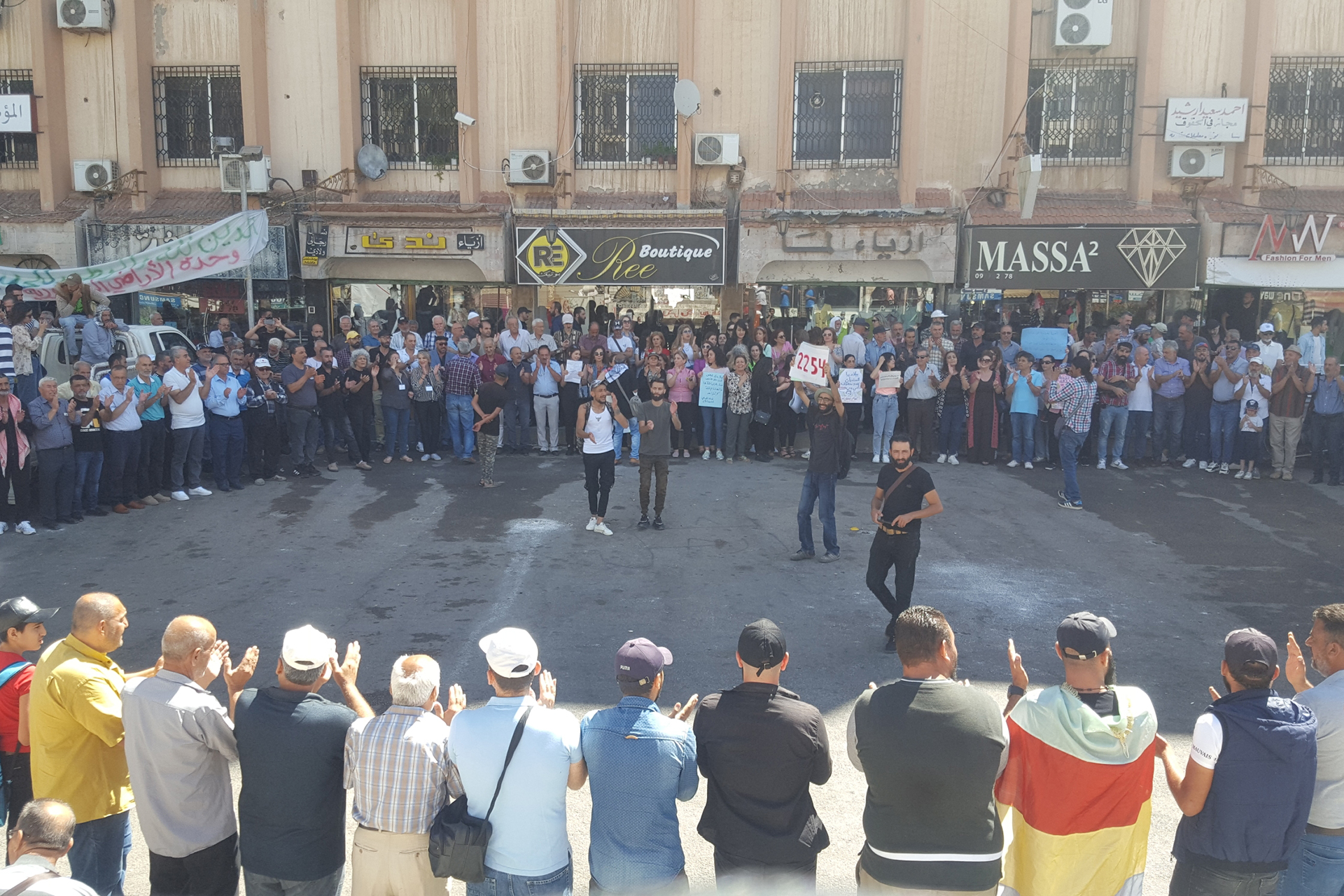 السويداء تتعالى على جراحها وتعيش فرحة انتصار الثورة بذكراها الأولى