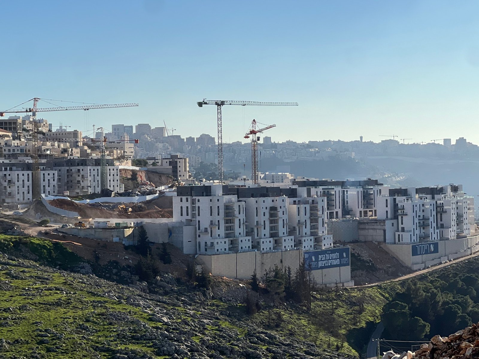بقرار من سموتريتش.. تنفيذ مشاريع استيطانية ضخمة في قلنديا بالقدس 3 1 1708777631 1
