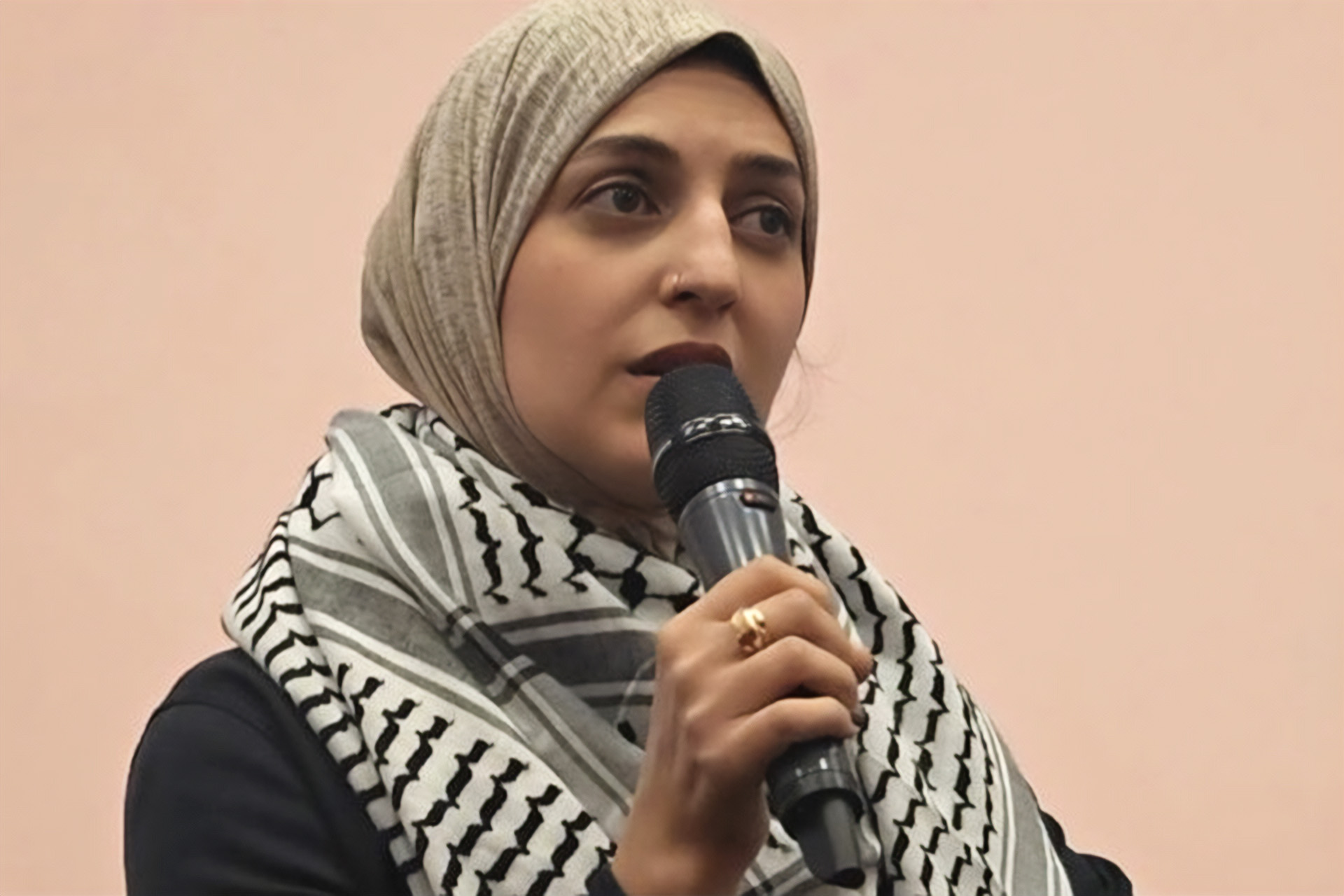 مراسلة الجزيرة الإنجليزية بغزة: اضطررت للاختيار بين الصحافة وأطفالي