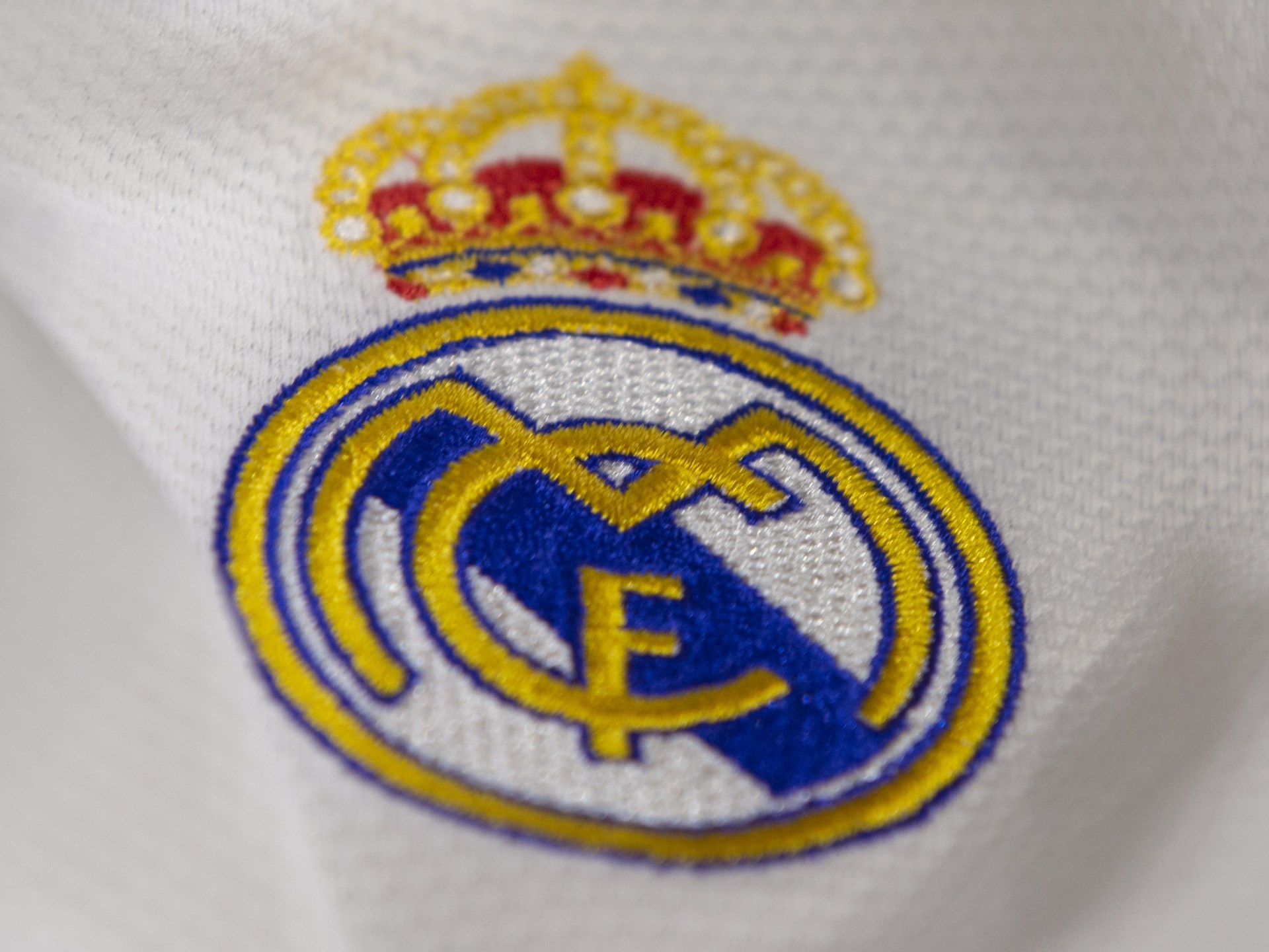 تسريب قميص ريال مدريد الجديد يخلّف جدلا واسعا