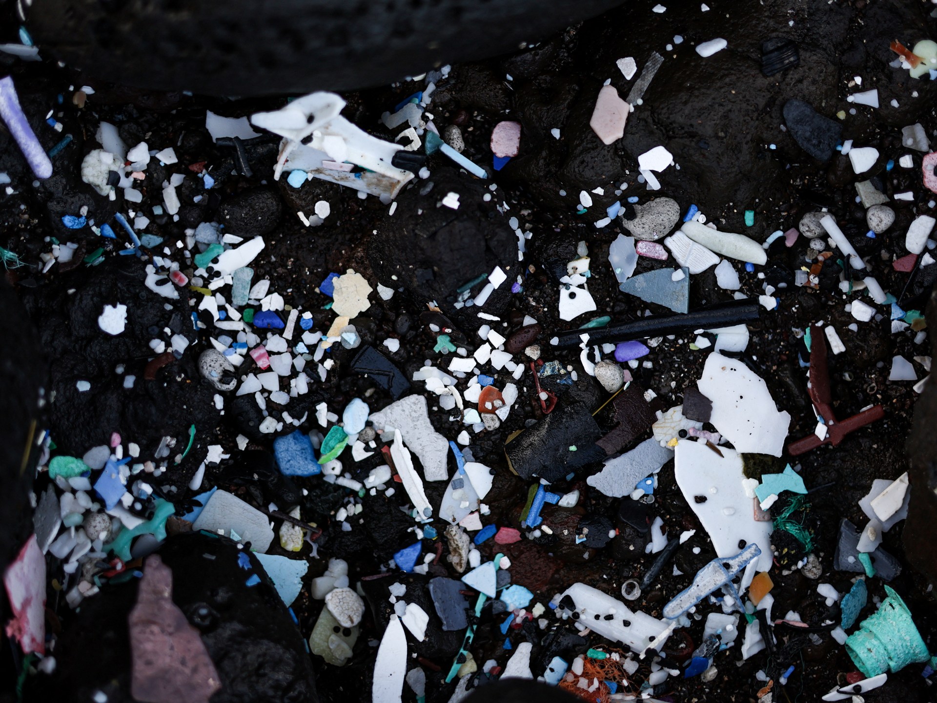 كيف يسهم تغير المناخ في تفاقم التلوث البلاستيكي؟