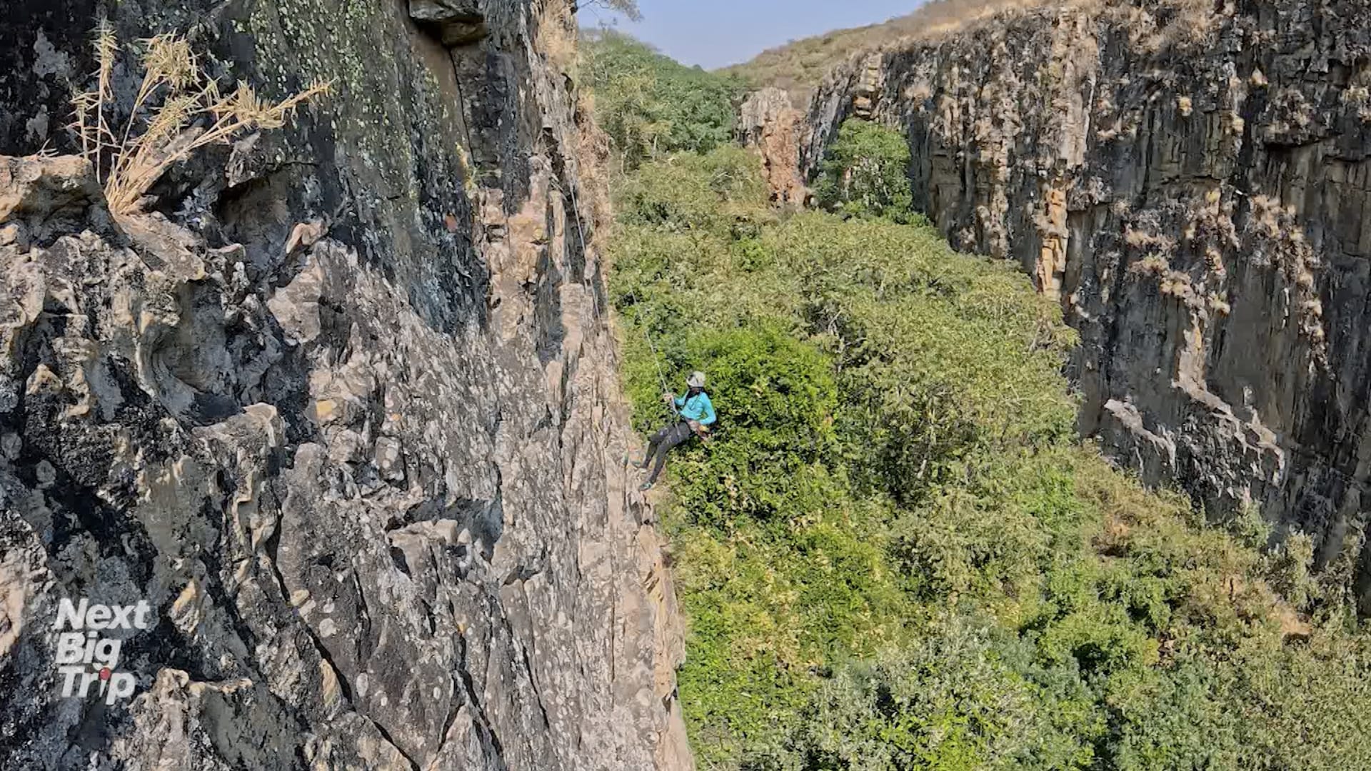تسلق المنحدرات الصخرية البكر في أنغولا.. هكذا تتغلب على الشعور بالرهبة