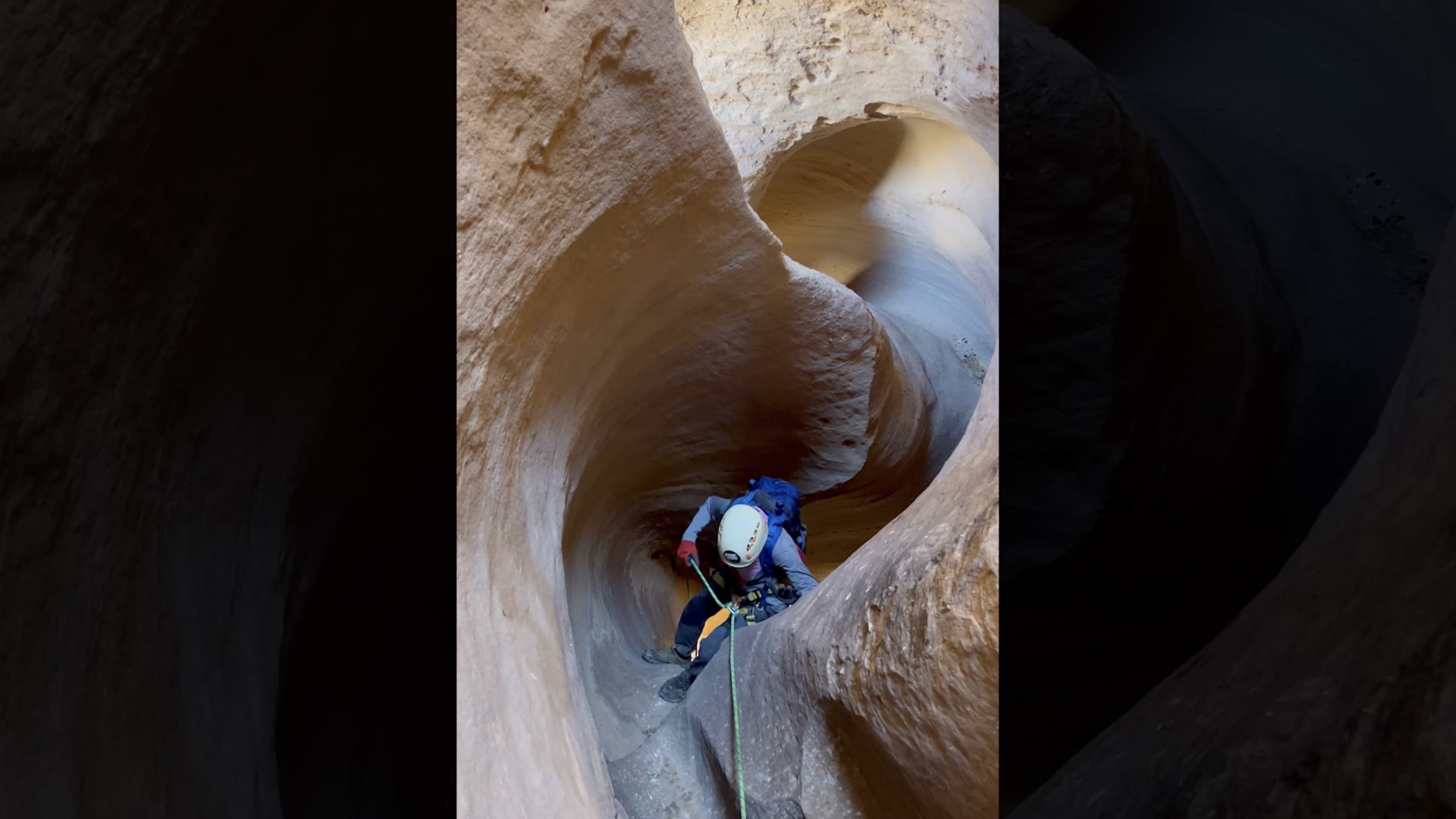 بمشهد يفوق الخيال.. مغامرة تستكشف مسارًا حلزونيًا في قلب الأردن