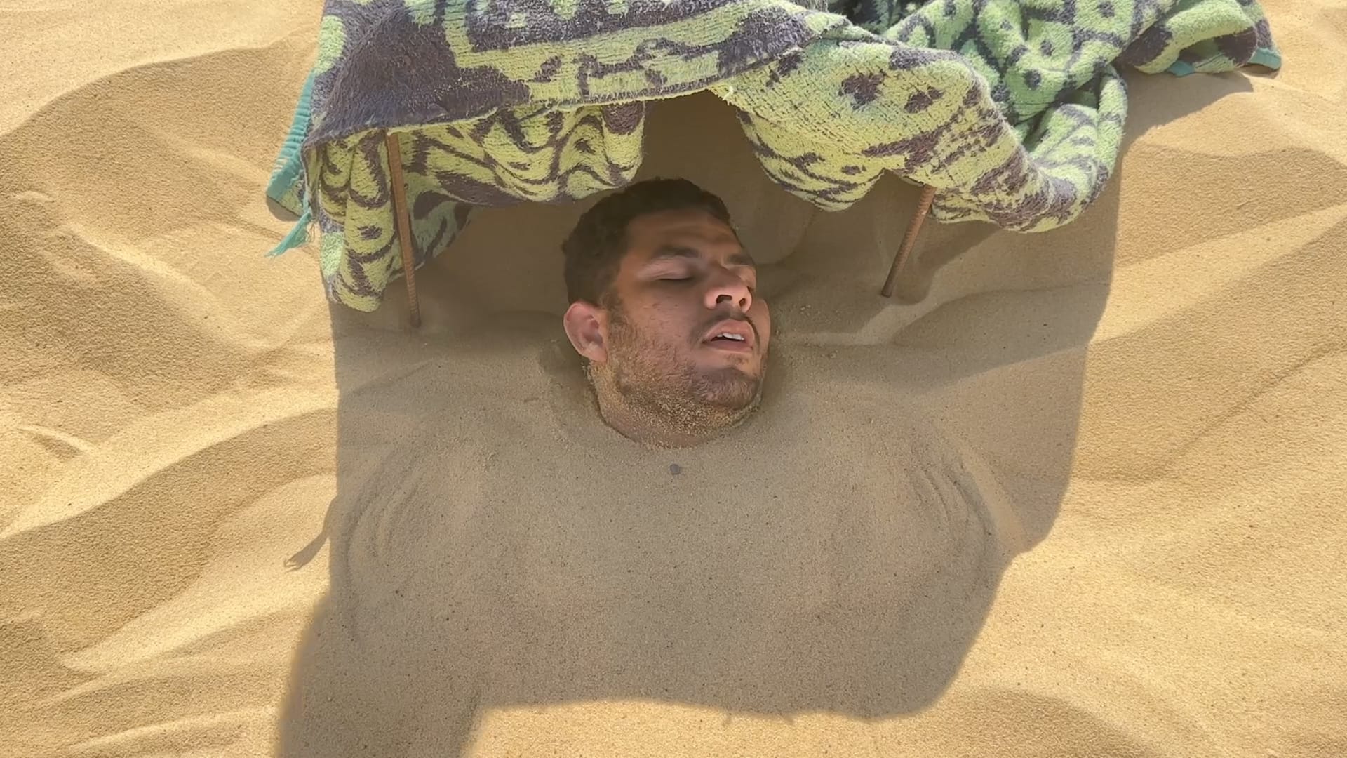 تحت شمس الصحراء الحارقة في مصر..رحّال يجرّب مغامرة الدفن بالرمال في واحة سيوة