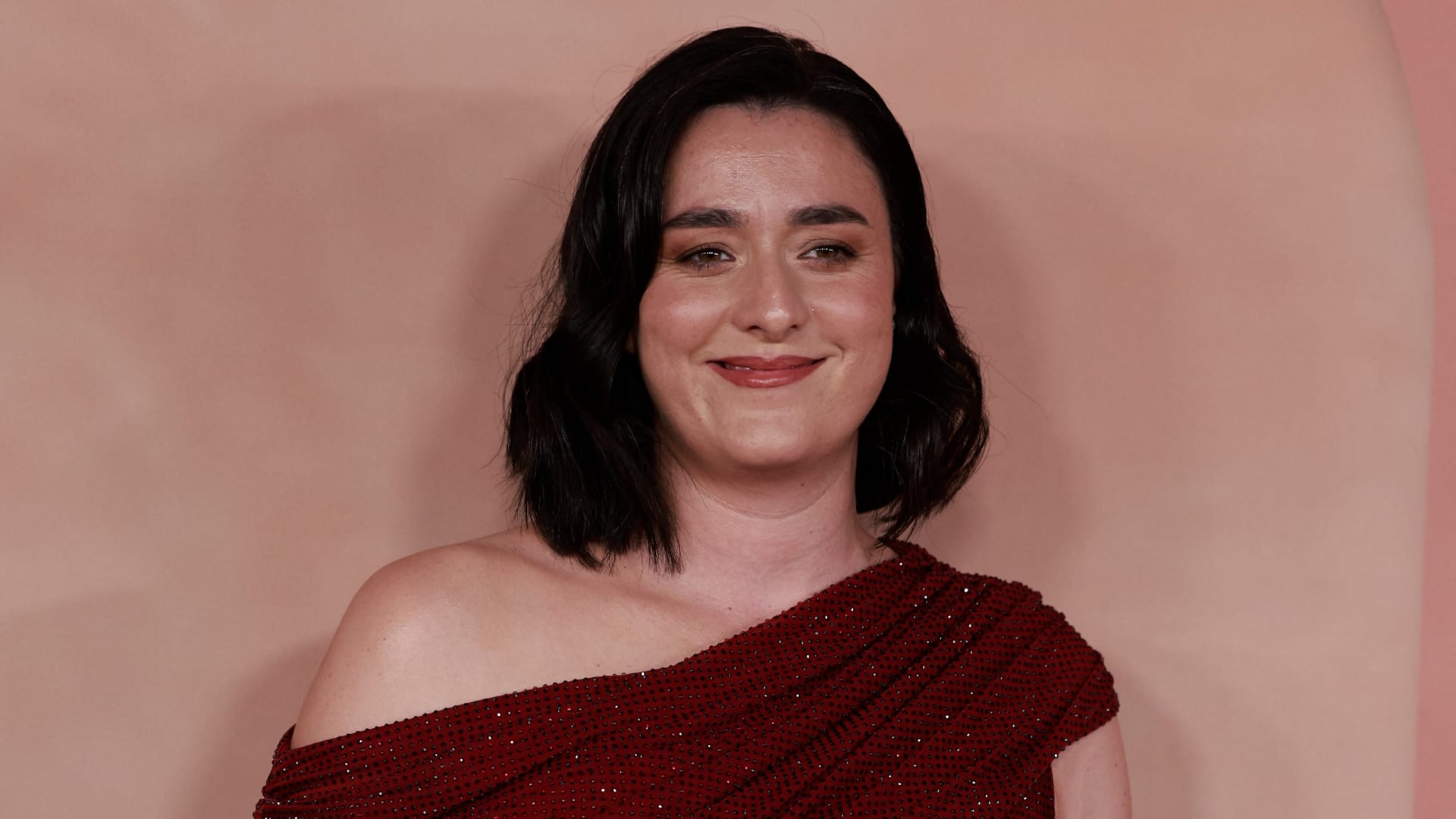 "البرغندي" يرفض قواعد الموضة المؤقتة ويصنع مساره الخاص مع النجمات