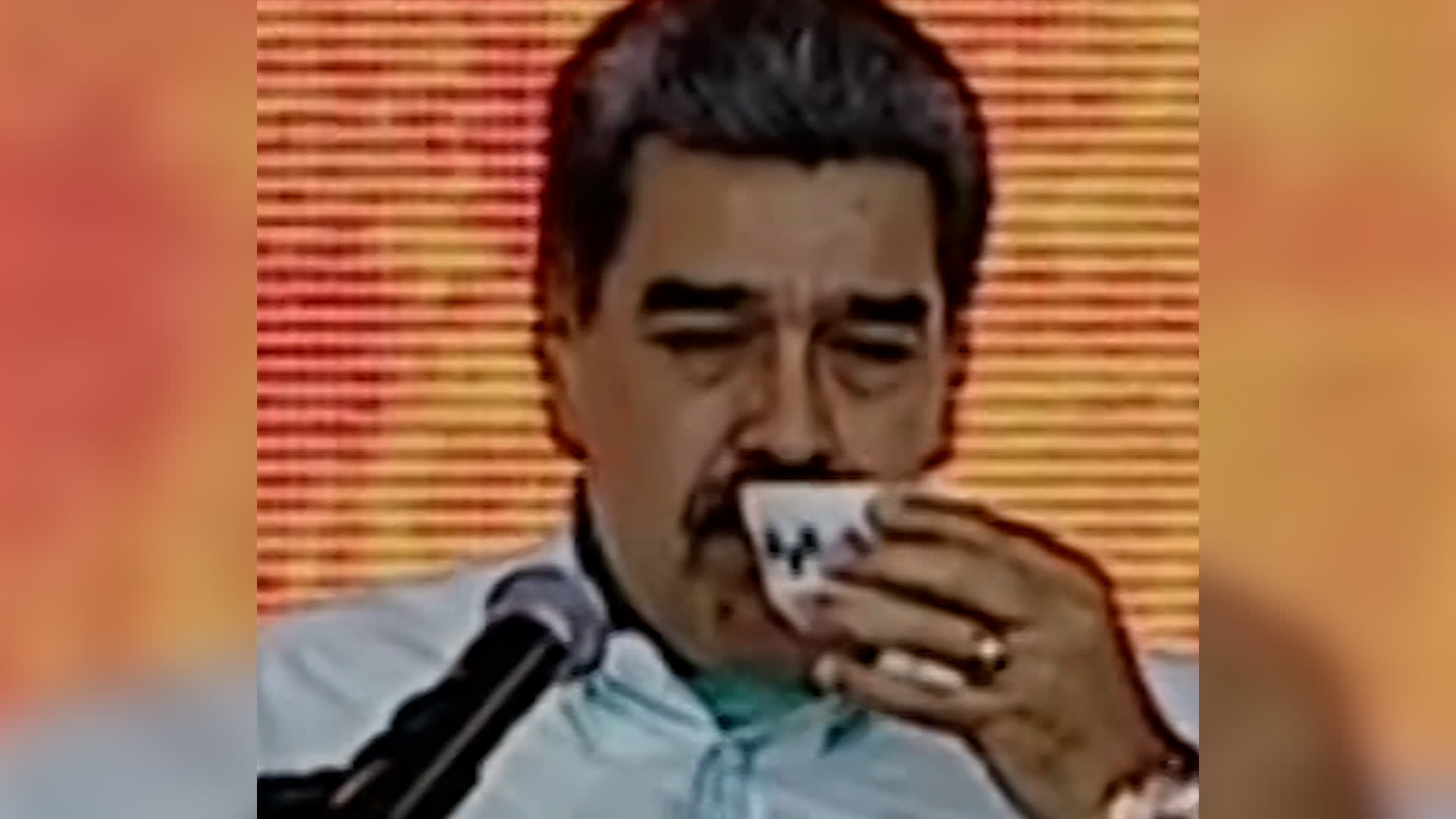 شاهد.. مادورو يحتسي فنجان قهوة علنا منهيًا شائعات فراره من فنزويلا