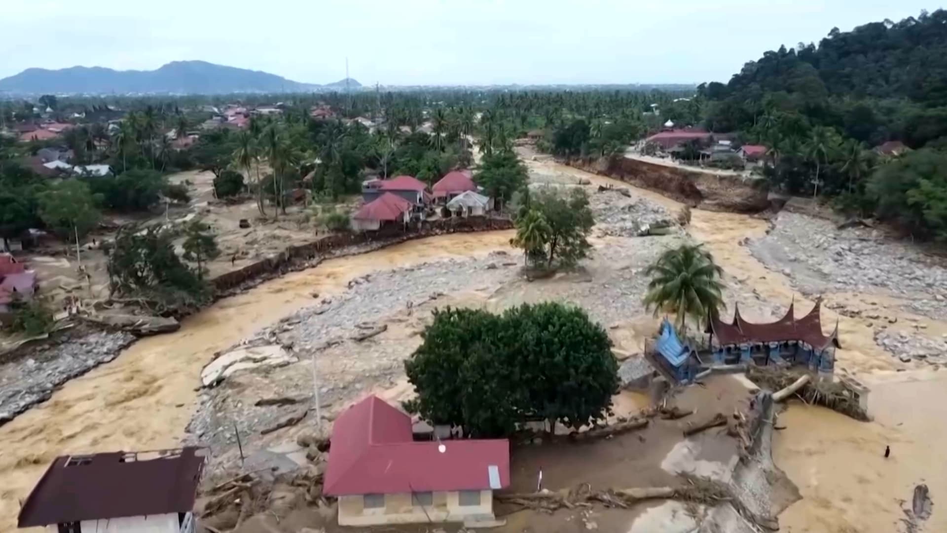 فيضانات وانهيارات أرضية مميتة.. عواصف عاتية تضرب مناطق آسيا