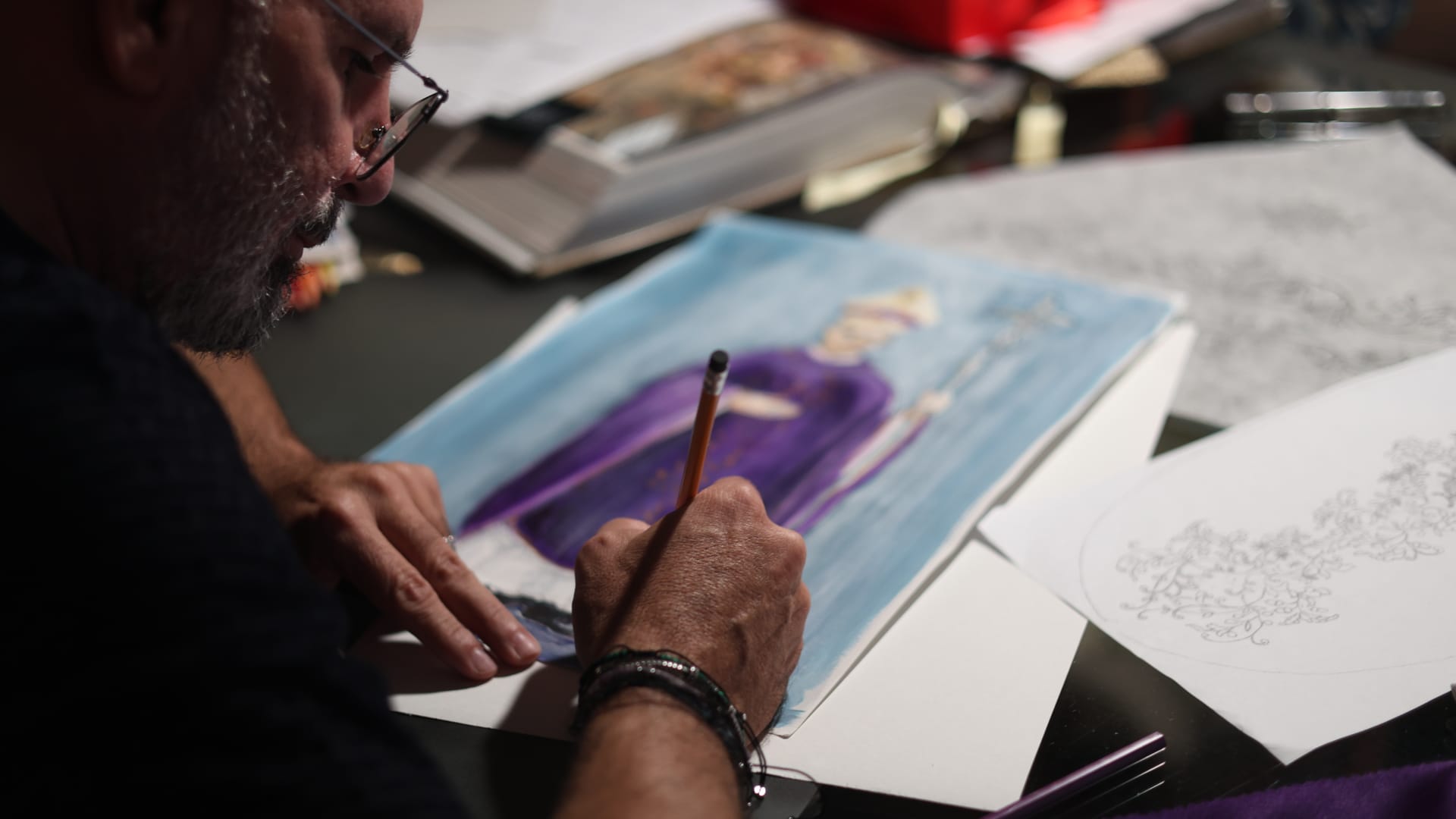 رموز مطرّزة بالروحانية..تفاصيل أزياء البابا لاوُن الرابع عشر في لبنان