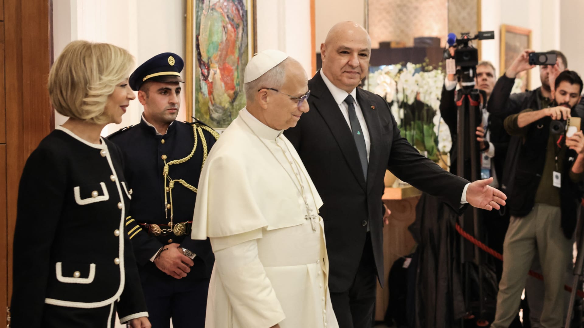 "تراب وخبز وملح".. ترحيب لبناني واسع بزيارة بابا الفاتيكان الأولى وأبرز اللقطات