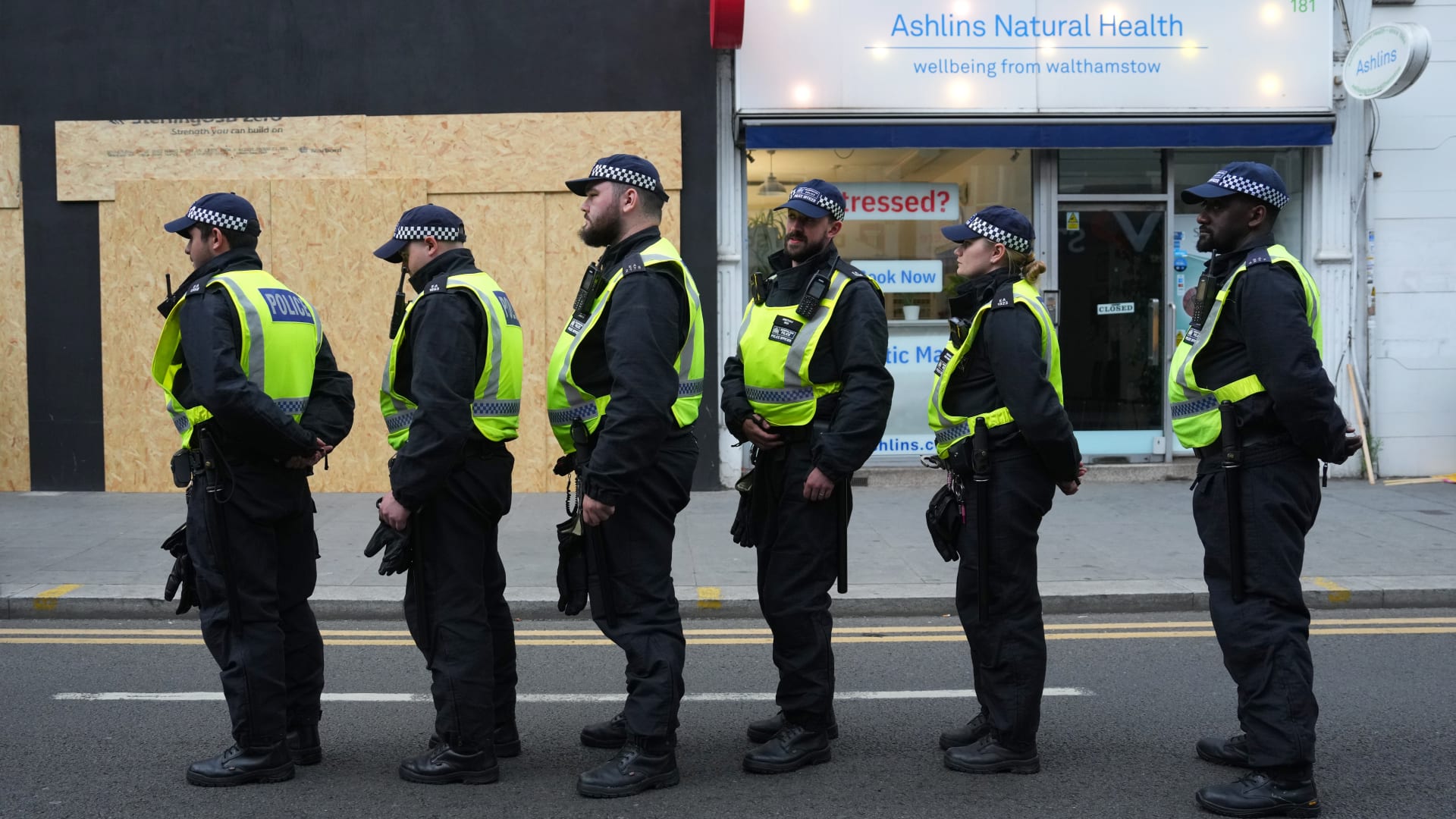 طالب سعودي يروي تفاصيل إنقاذه فتاة تعرضت لمحاولة اغتصاب في إنجلترا وسط تفاعل