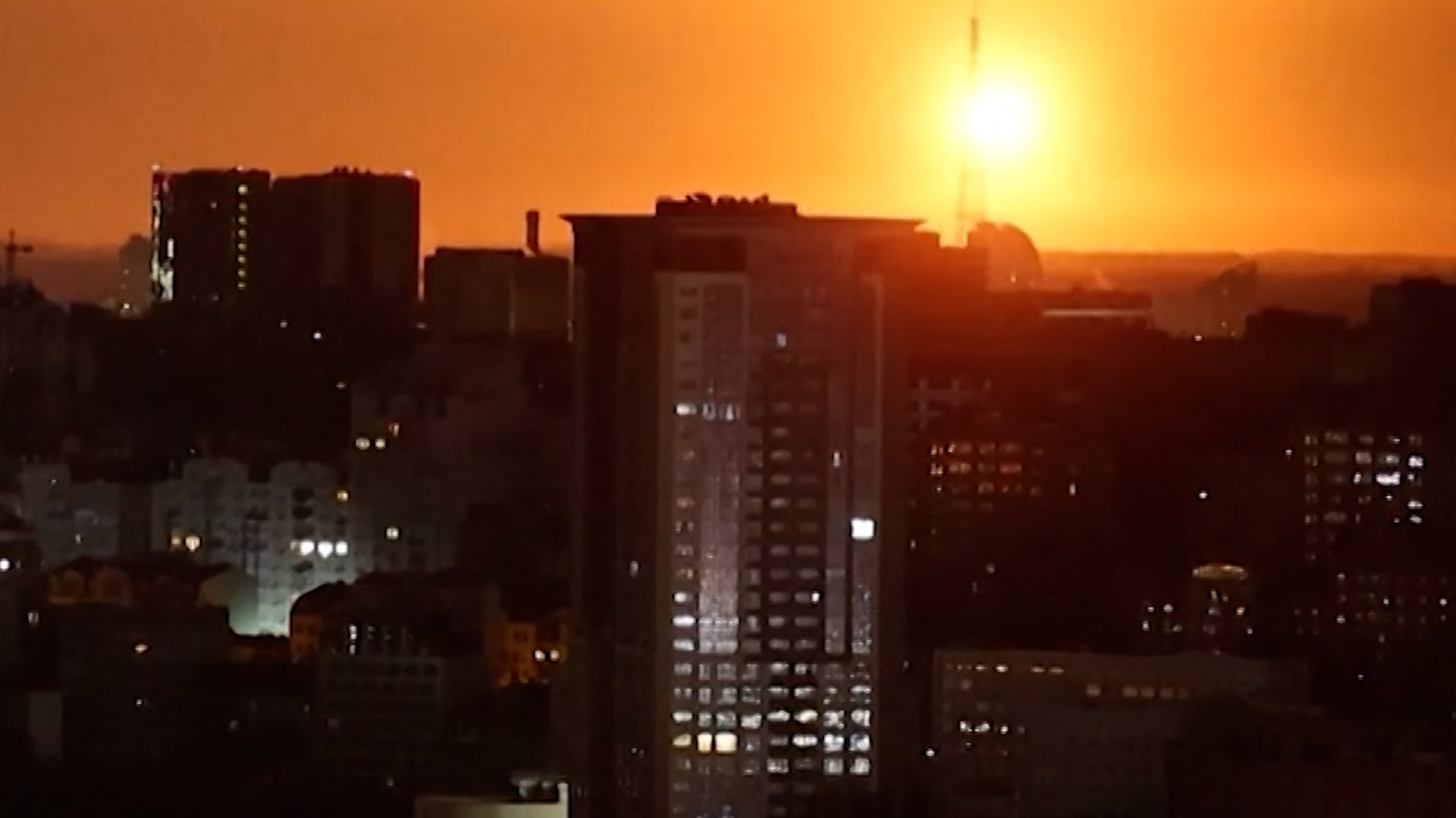 كييف تواجه انقطاعات للكهرباء جراء القصف الروسي وسط مخاطر على محادثات السلام