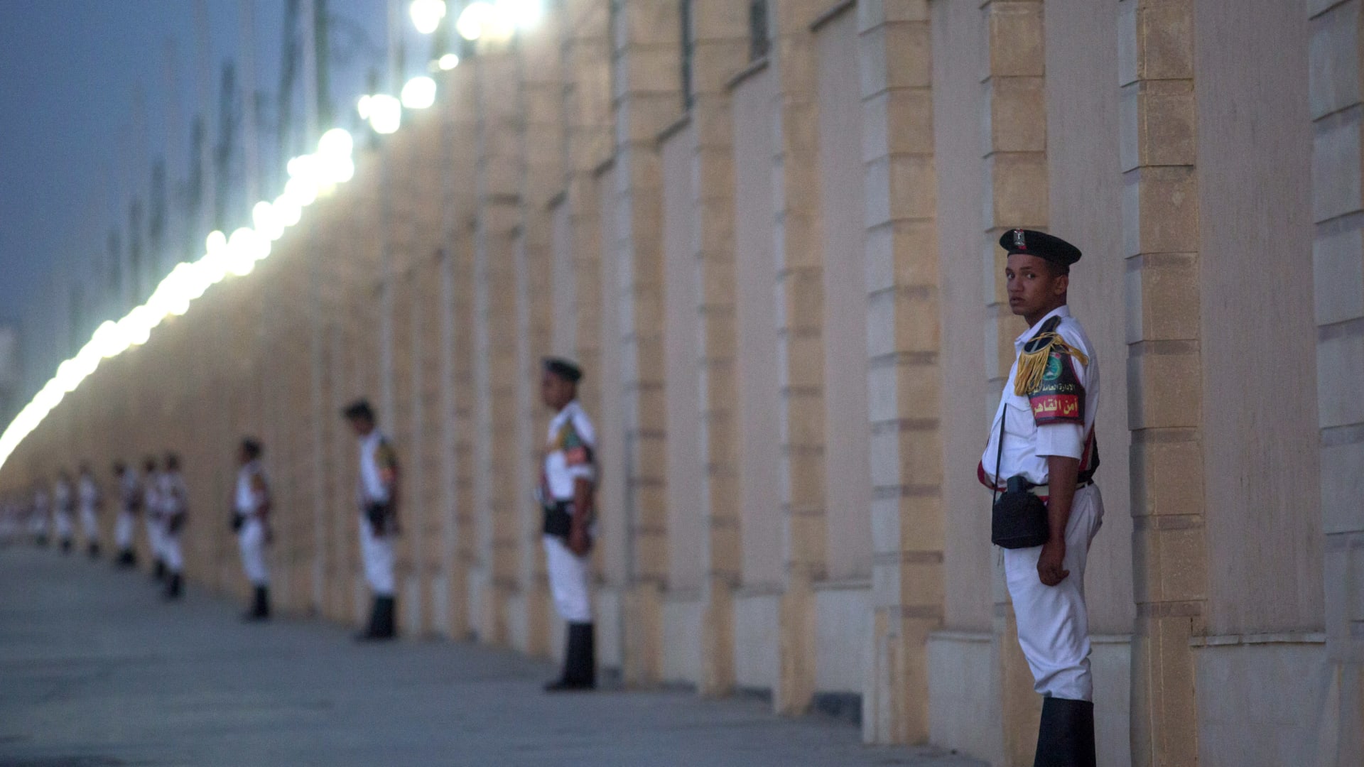 مصر.. الداخلية تعلن مقتل شرطي وإصابة ضابط بمواجهة مع تجار مخدرات وأسلحة