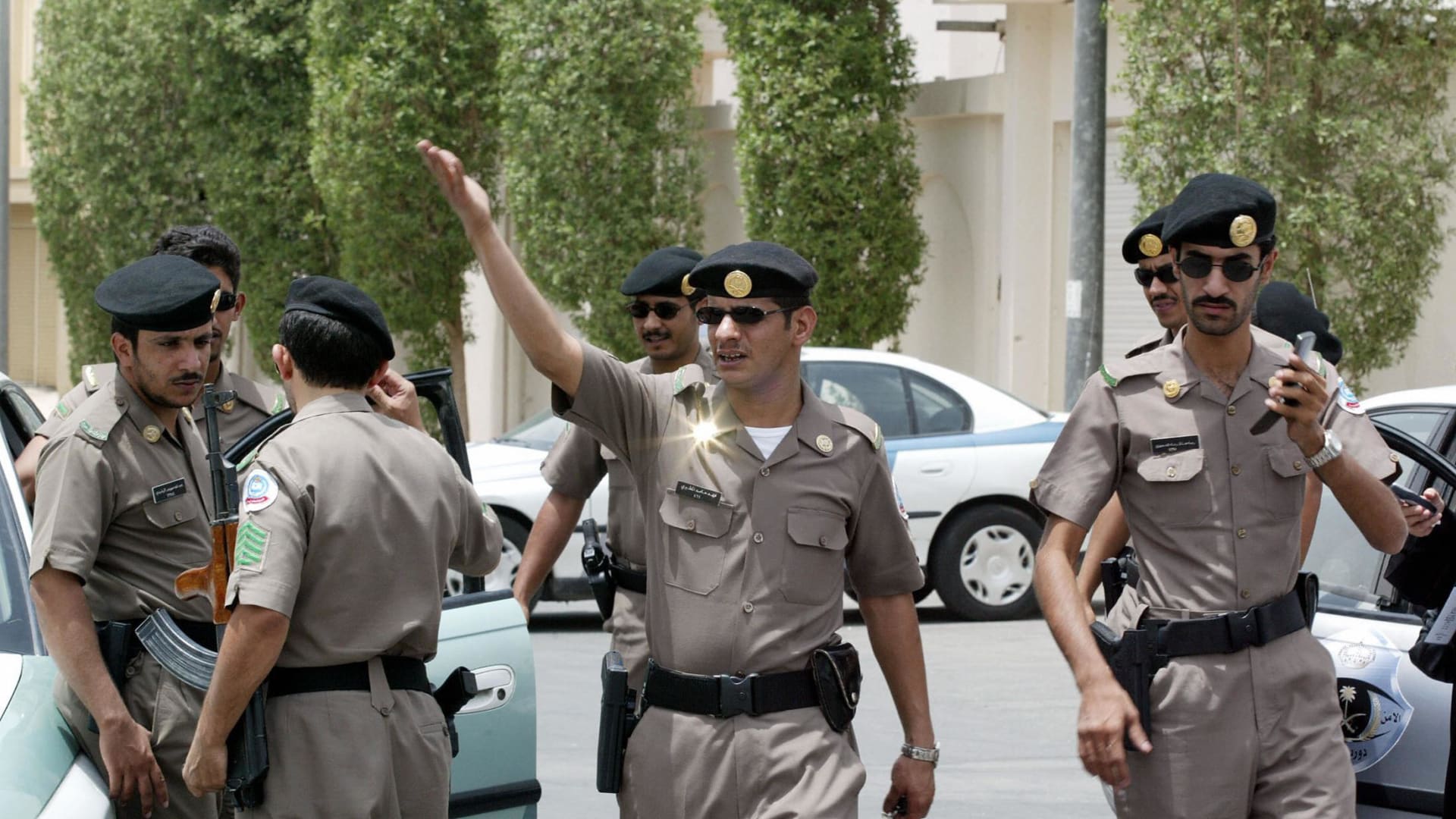 السعودية.. ضبط رجلين و3 نساء وافدين بمنزل شعبي والأمن يكشف ما فعلوه