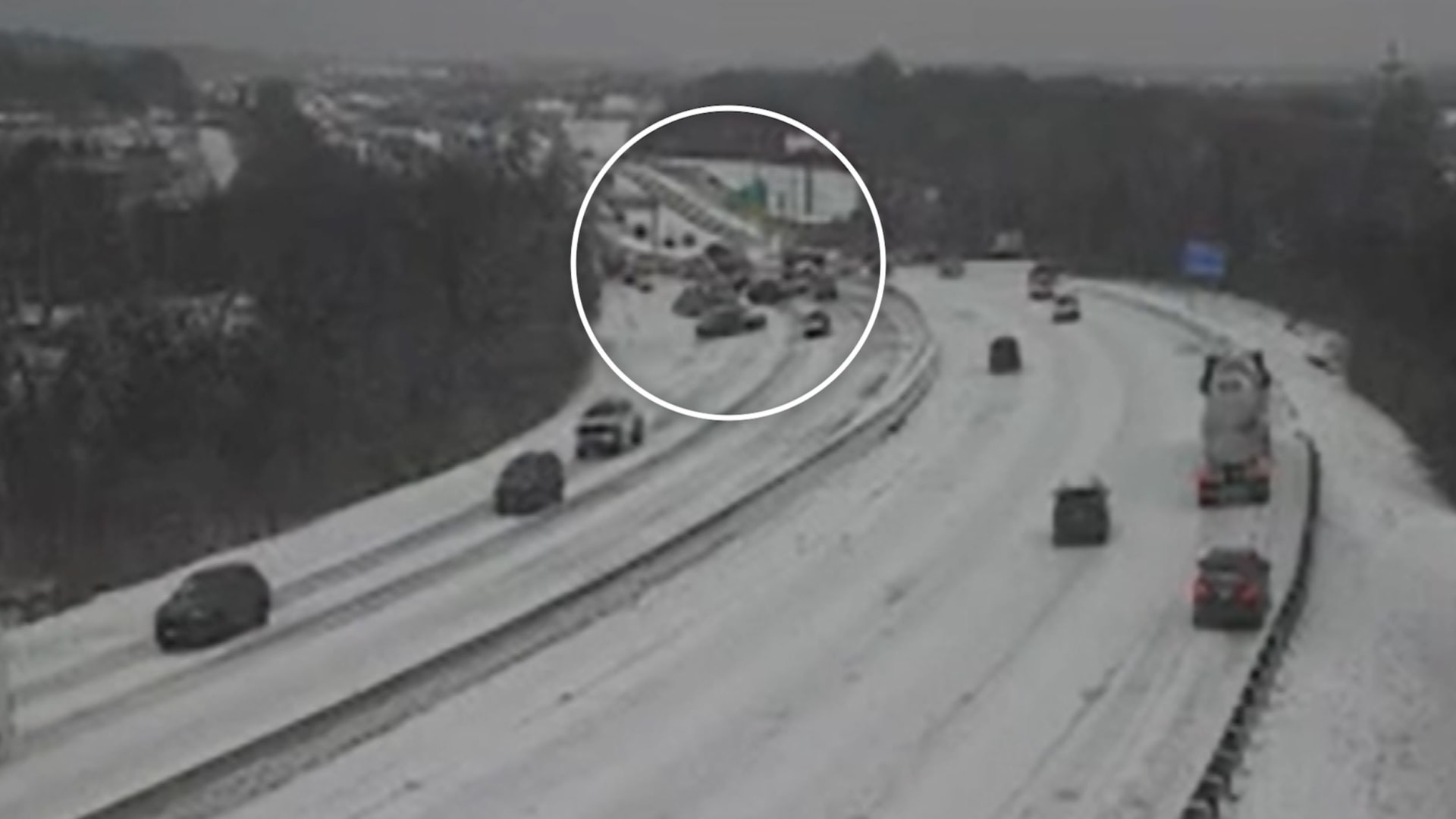 شاحنة تصطدم بحاجز وحافلة تعلق في خندق.. كاميرات ترصد حوادث طرق أمريكا وسط الثلوج