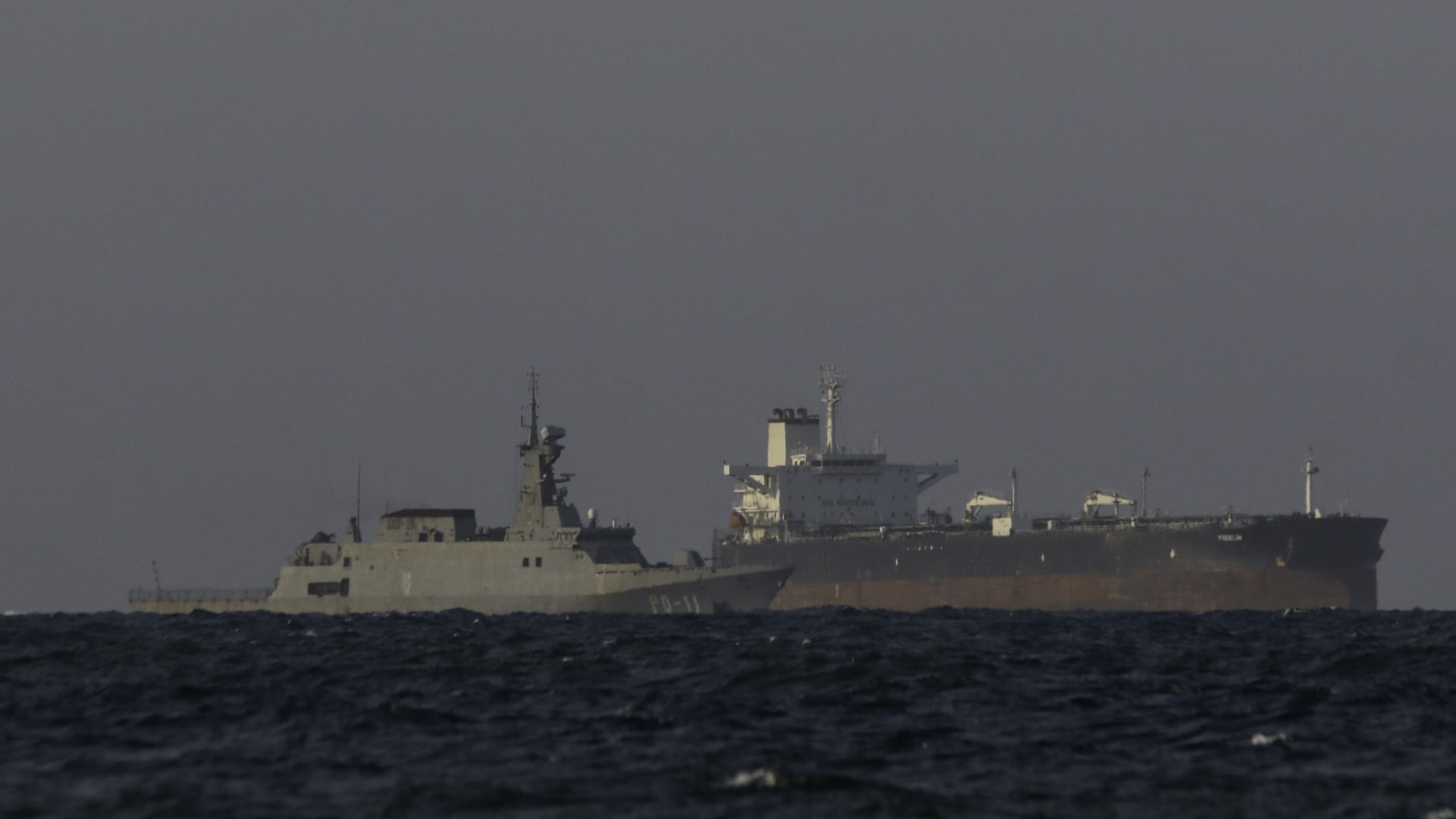 تحليل.. كيف يلعب النفط دورا في قرار ترامب بشن حرب ضد فنزويلا؟