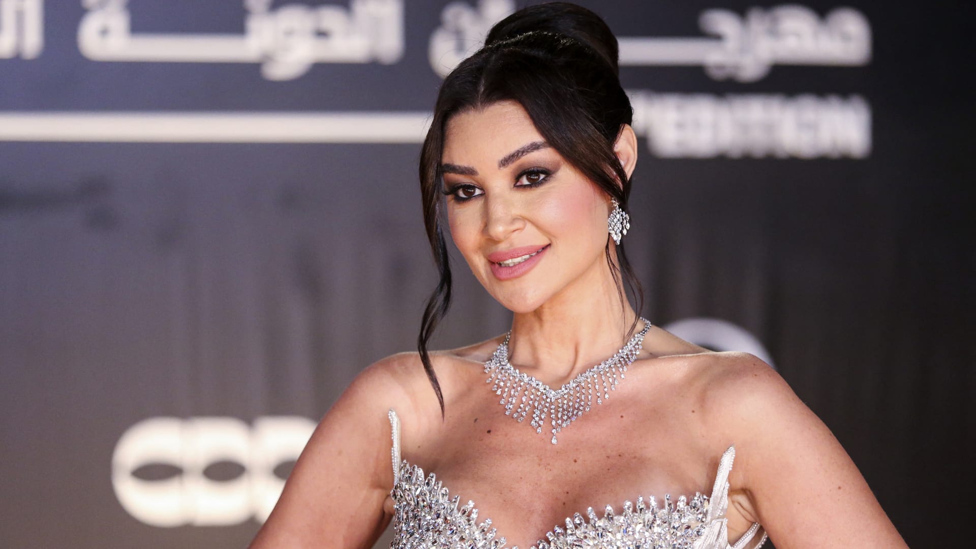 أروى جودة تتألق بفستان لؤلؤي وعقد ماسي ضخم في زفافها