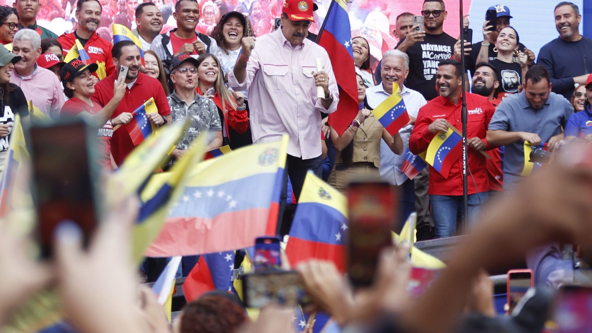 مادورو يظهر علنًا وسط فنزويلا ويحشد أنصاره بعد شائعات حول فراره.. ما رسالته؟