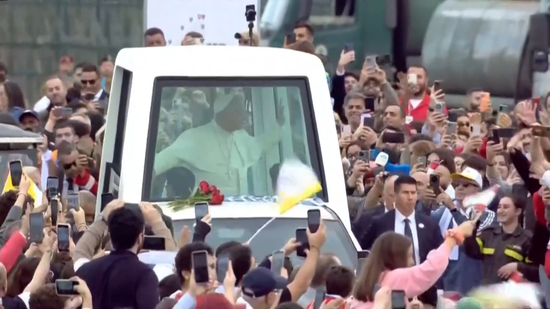 البابا لاون ينهي زيارة تاريخية الى لبنان.. شاهد ما رصده مراسل CNN