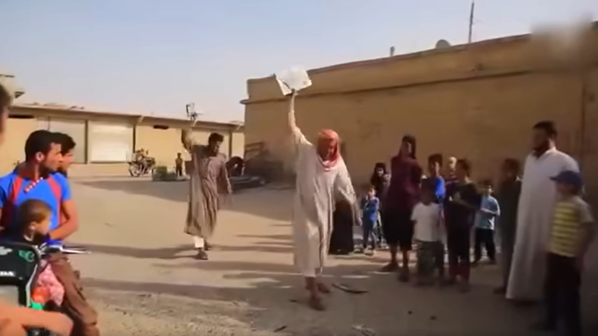 فيديو متداول لـ"تحطيم أطباق الستلايت والتلفزيون في سوريا".. هذه حقيقته