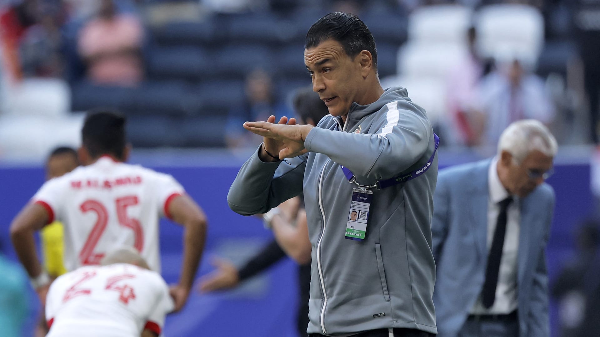 تصرف مُثير من عصام الحضري مع عمرو السولية في مباراة مصر والكويت