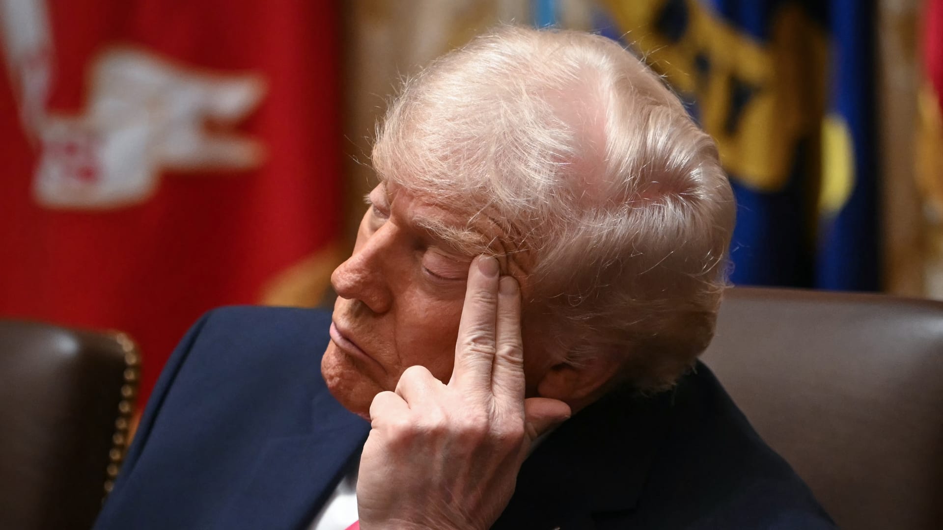 بدا وكأنه يغفو.. ماذا حدث لترامب خلال اجتماع مجلس الوزراء؟