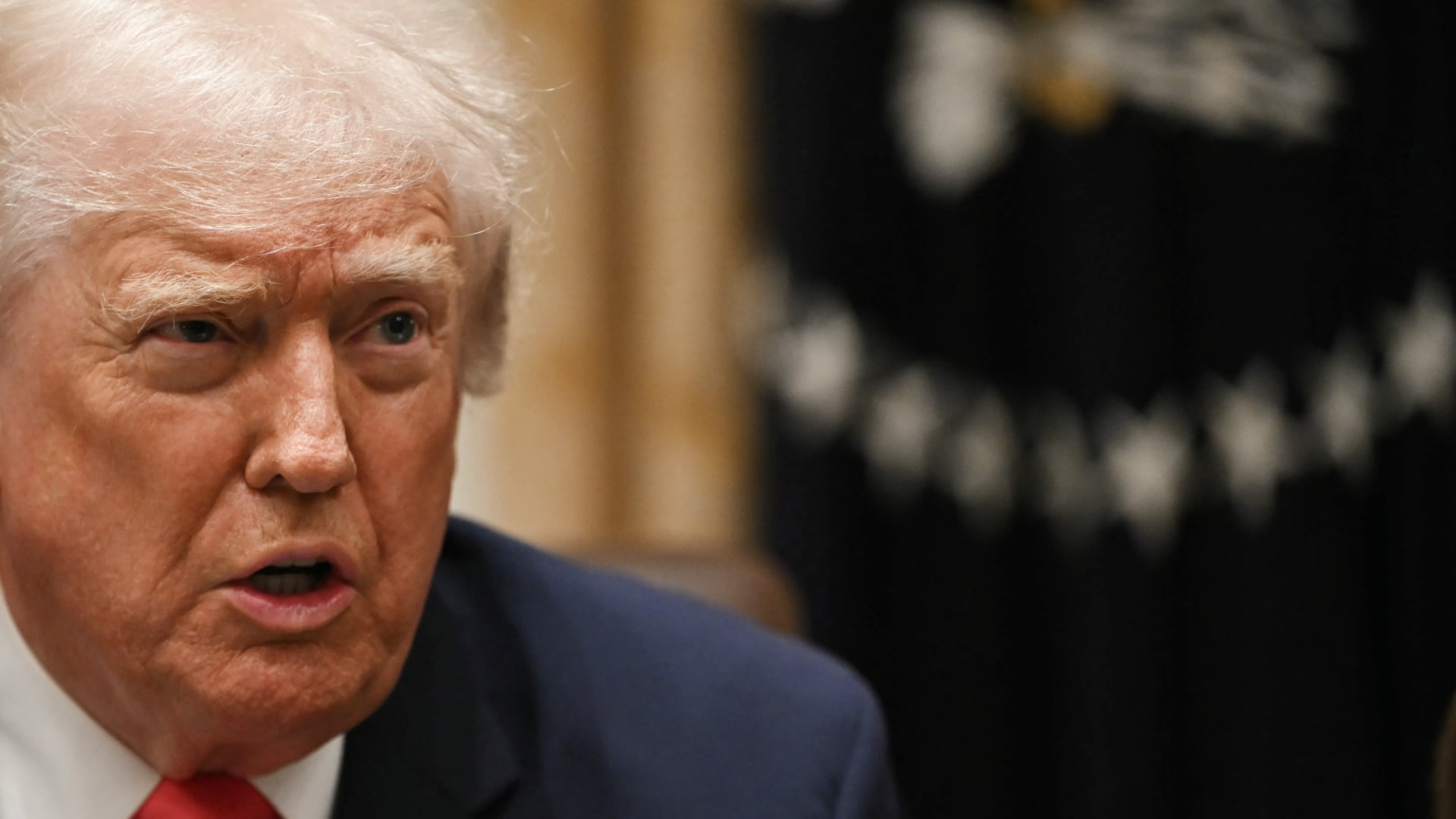 ترامب يصف النائبة إلهان عمر والصوماليين بكلمة "نابية"