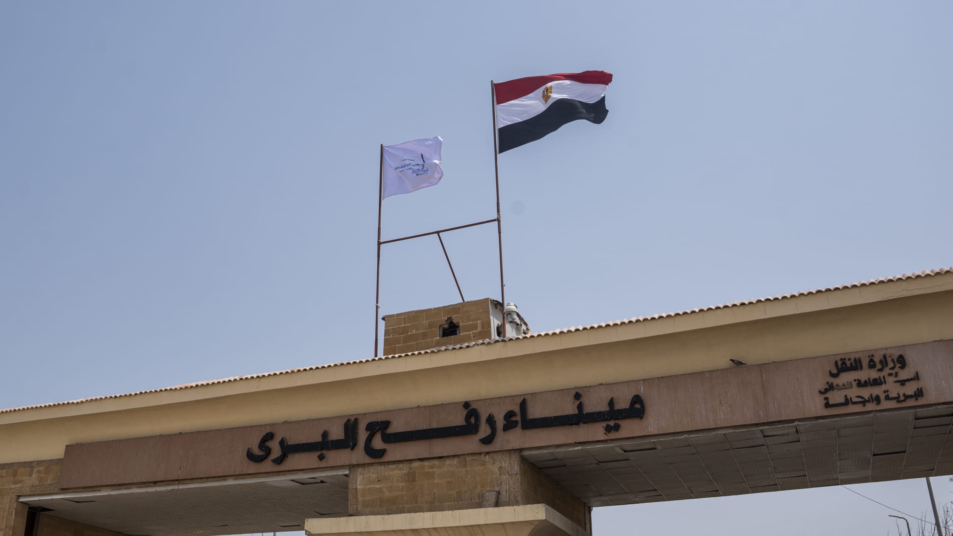 مصدر مصري مسؤول: لا تنسيق مع إسرائيل لفتح معبر رفح للخروج من غزة